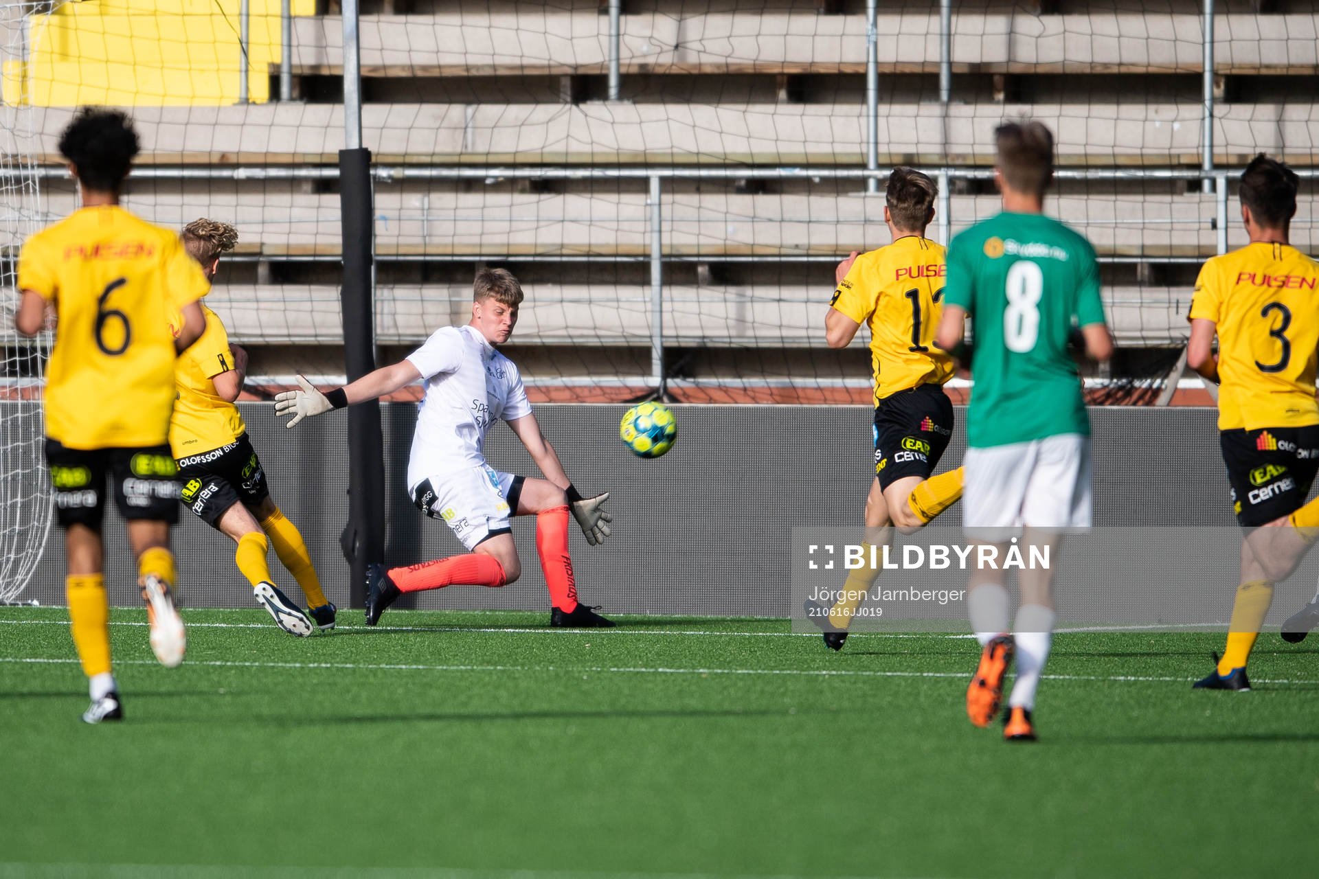 Elfsborgs målvakt Carl Josefsson räddar skott