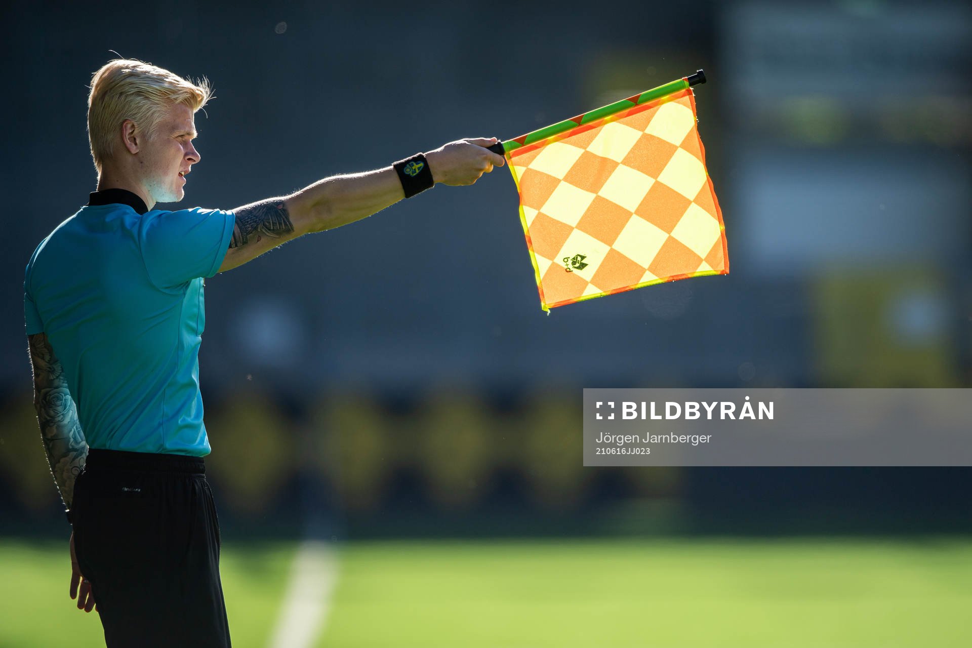 Assisterande domaren vinkar offside