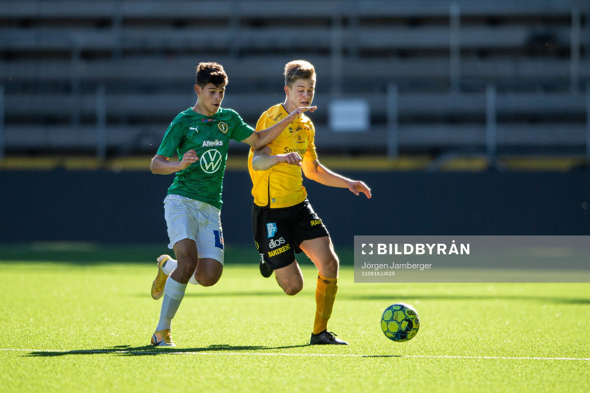 Jönköpings David Mourad och Elfsborgs Viktor Nylén under fotbollsmatchen i P17 Allsvenskan Södra mellan Elfsborg och Jönköping den 16 juni 2021 i Borås.