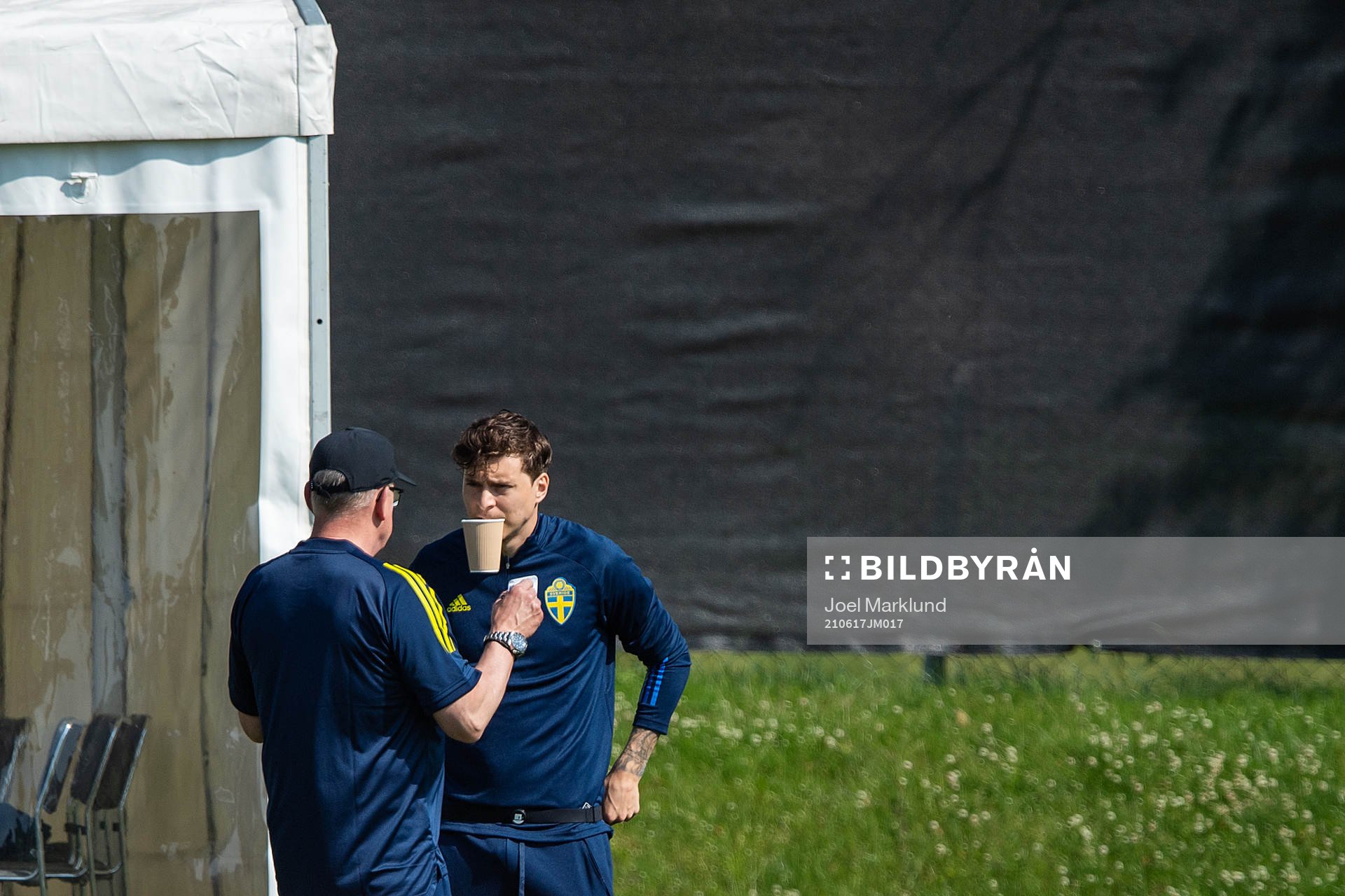 head coach Janne Andersson and Victor Nilsson Lindelöf of
