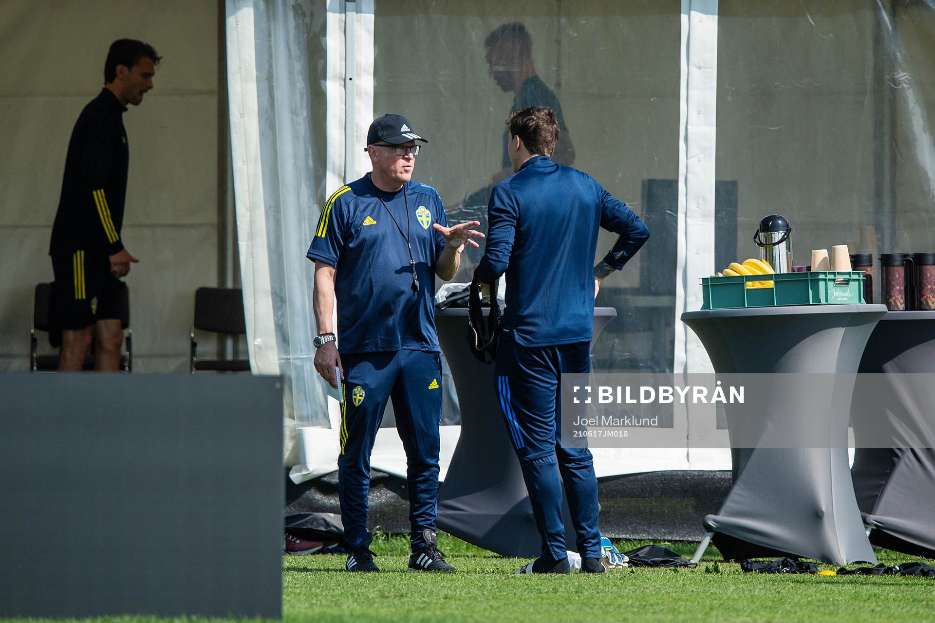head coach Janne Andersson and Victor Nilsson Lindelöf of