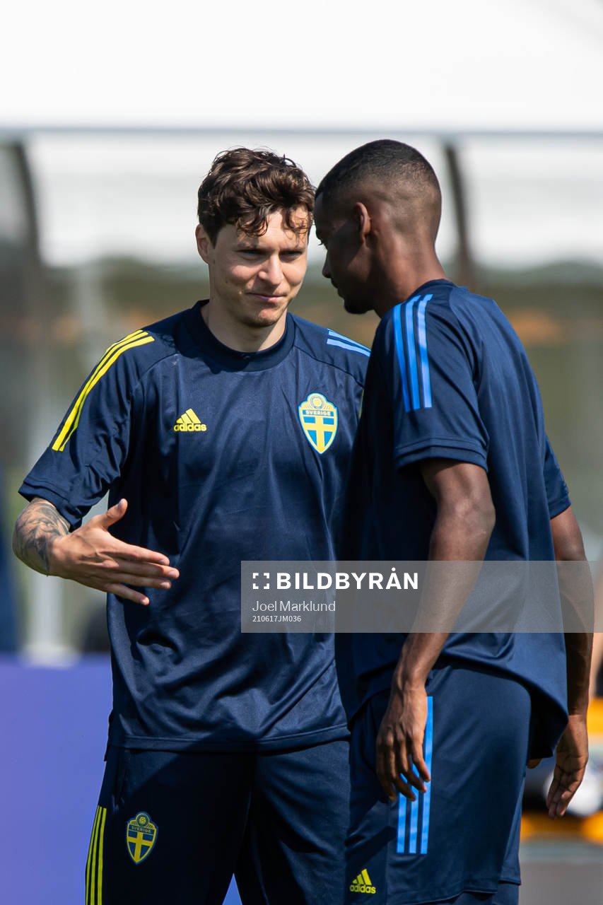 Victor Nilsson Lindelöf and Alexander Isak of the Swedish