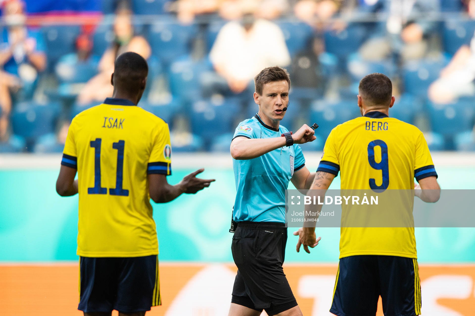 referee Daniel Siebert and Marcus Berg of Sweden