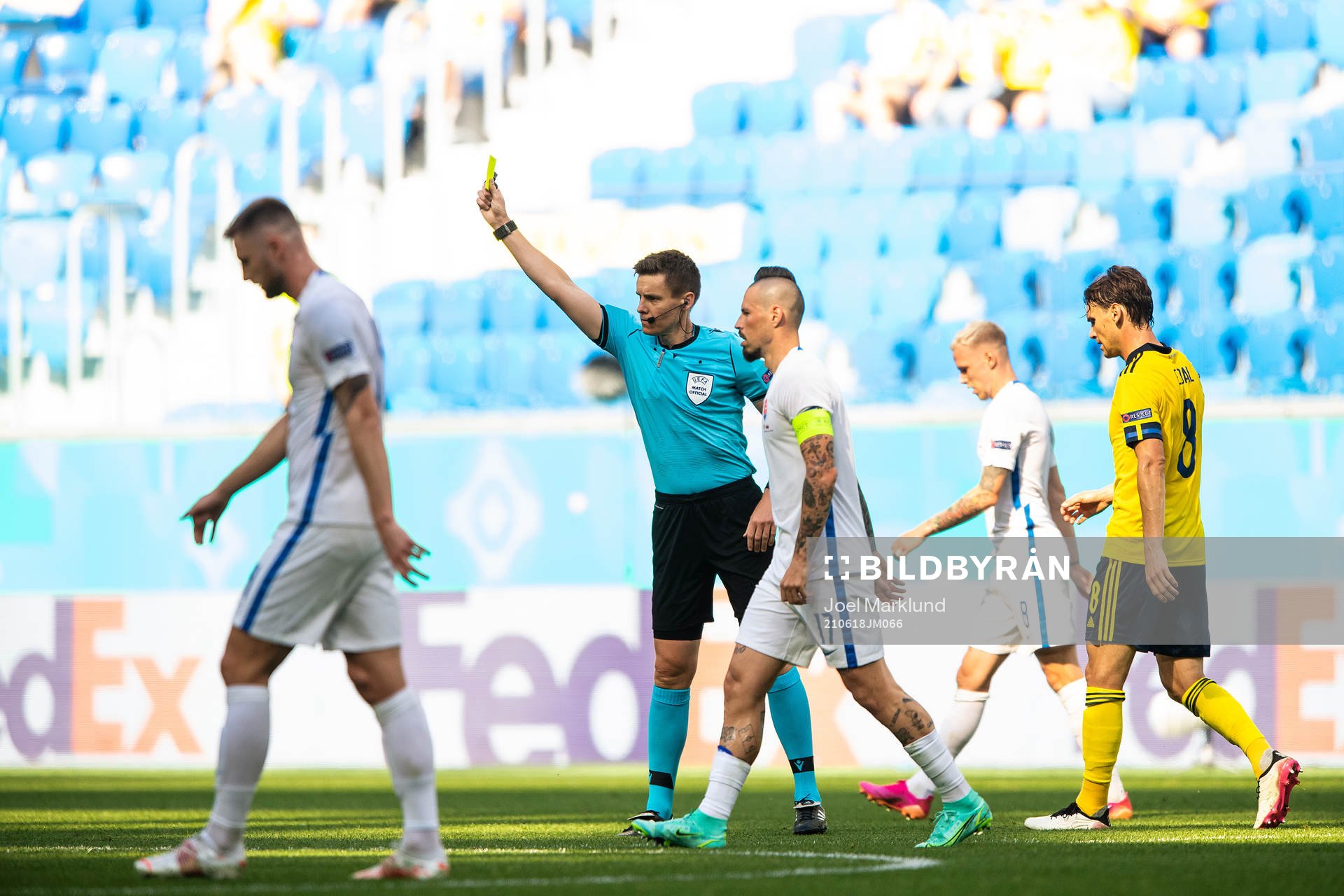 referee Daniel Siebert shows the yellow card to Kristoffer