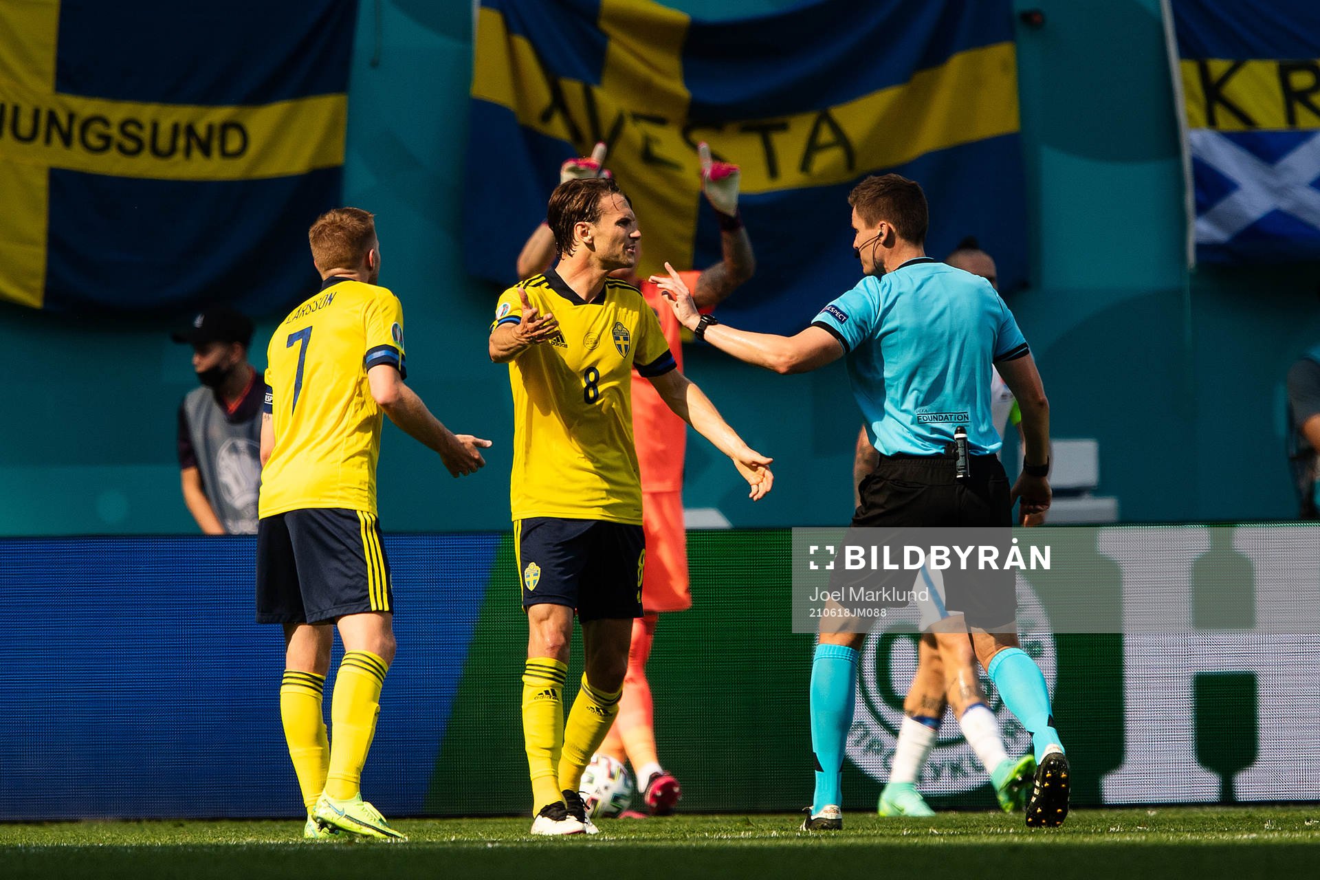 Albin Ekdal of Sweden and referee Daniel Siebert