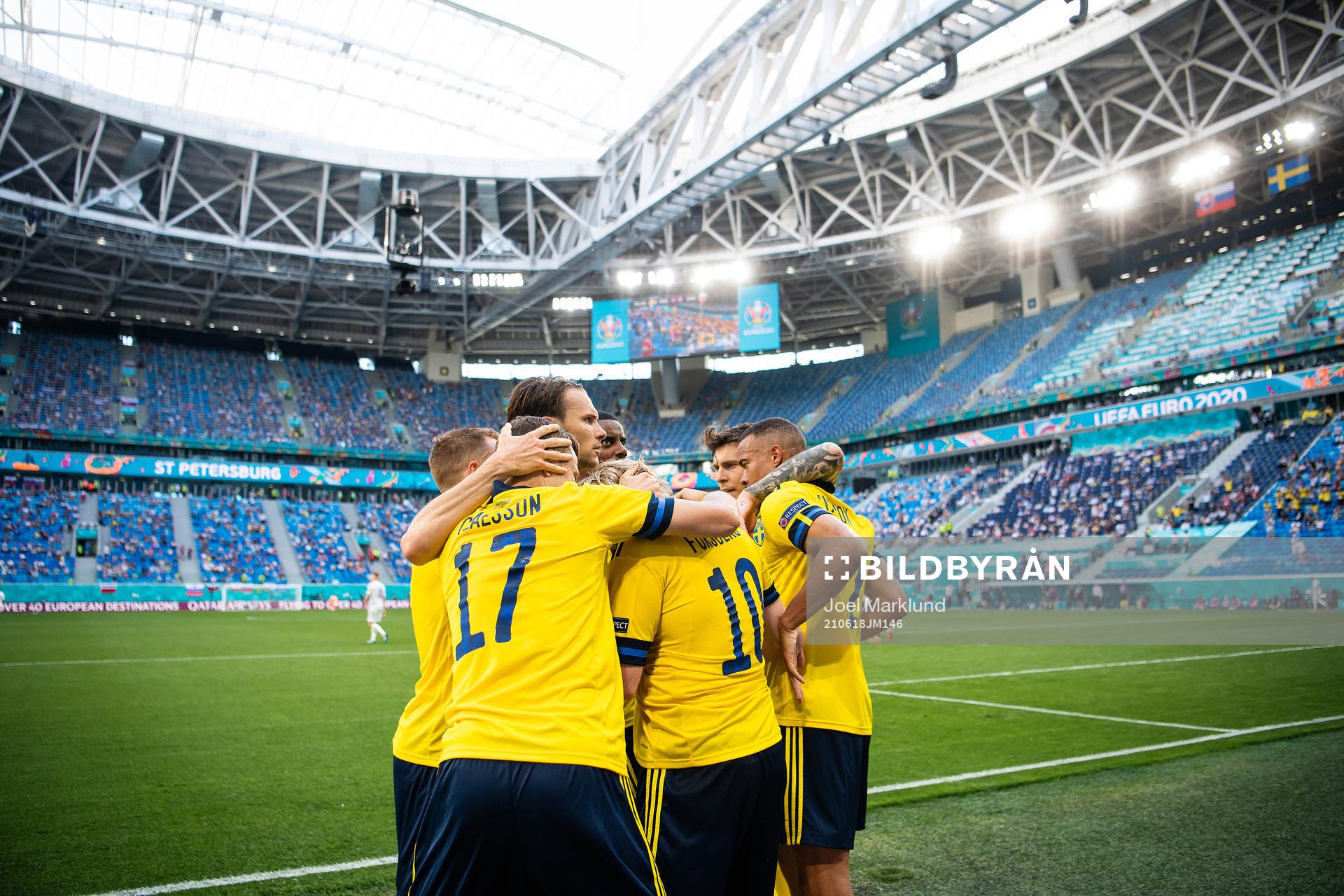 Viktor Claesson, Albin Ekdal, Alexander Isak, Victor Nilsson Lindelöf, Robin Quaison and Emil Forsberg of Sweden celebrate after 1-0 during the UEFA Euro 2020 Football Championship match between Sweden and Slovakia on June 18, 2021 in Saint Petersburg.