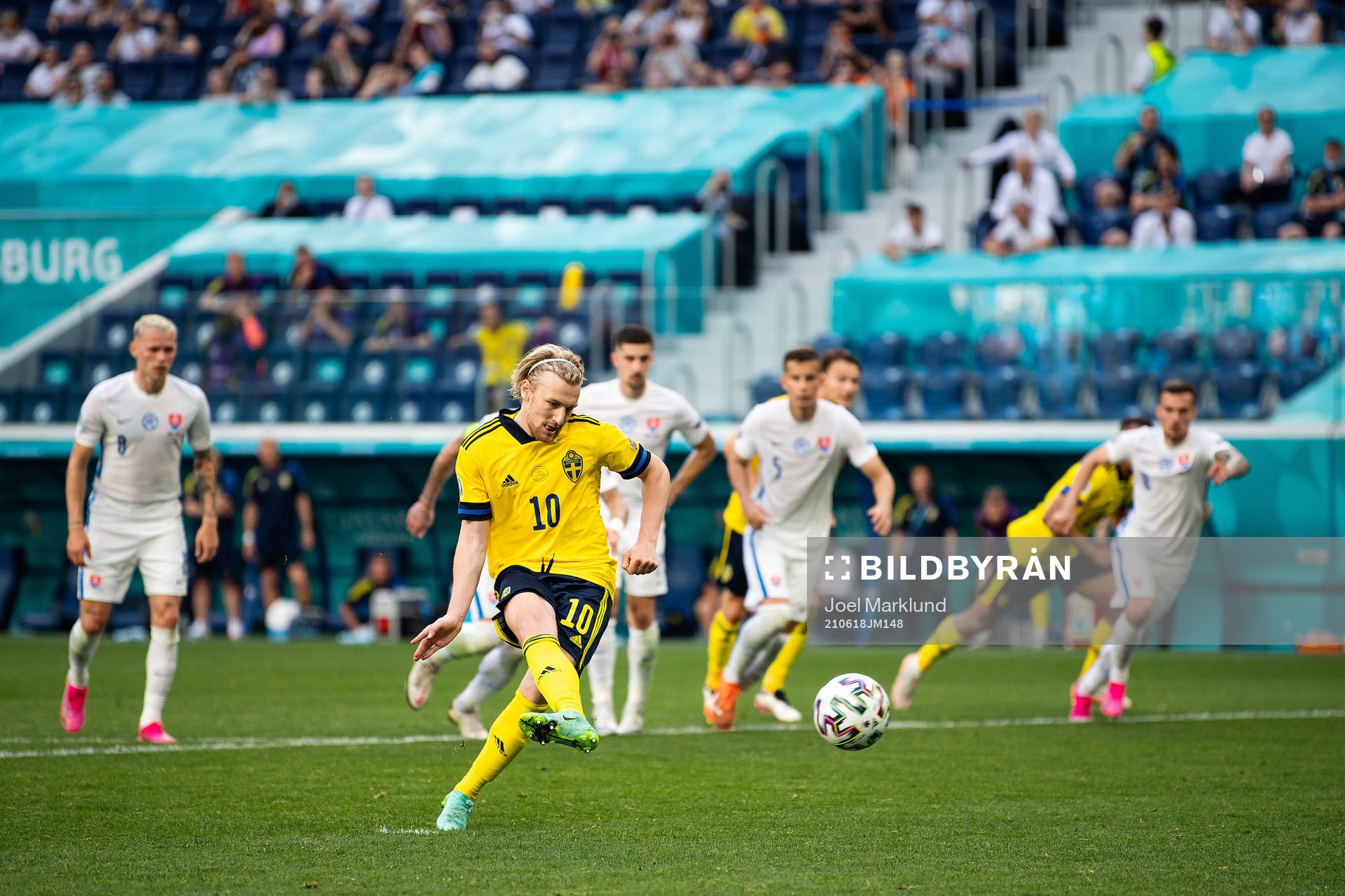 Emil Forsberg of Sweden scores 1-0