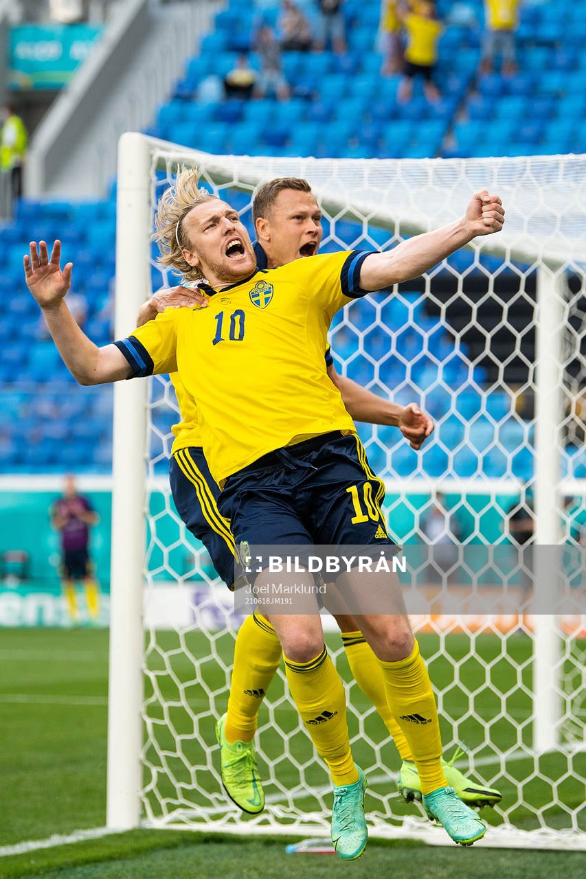 Emil Forsberg and Viktor Claesson of Sweden celebrate