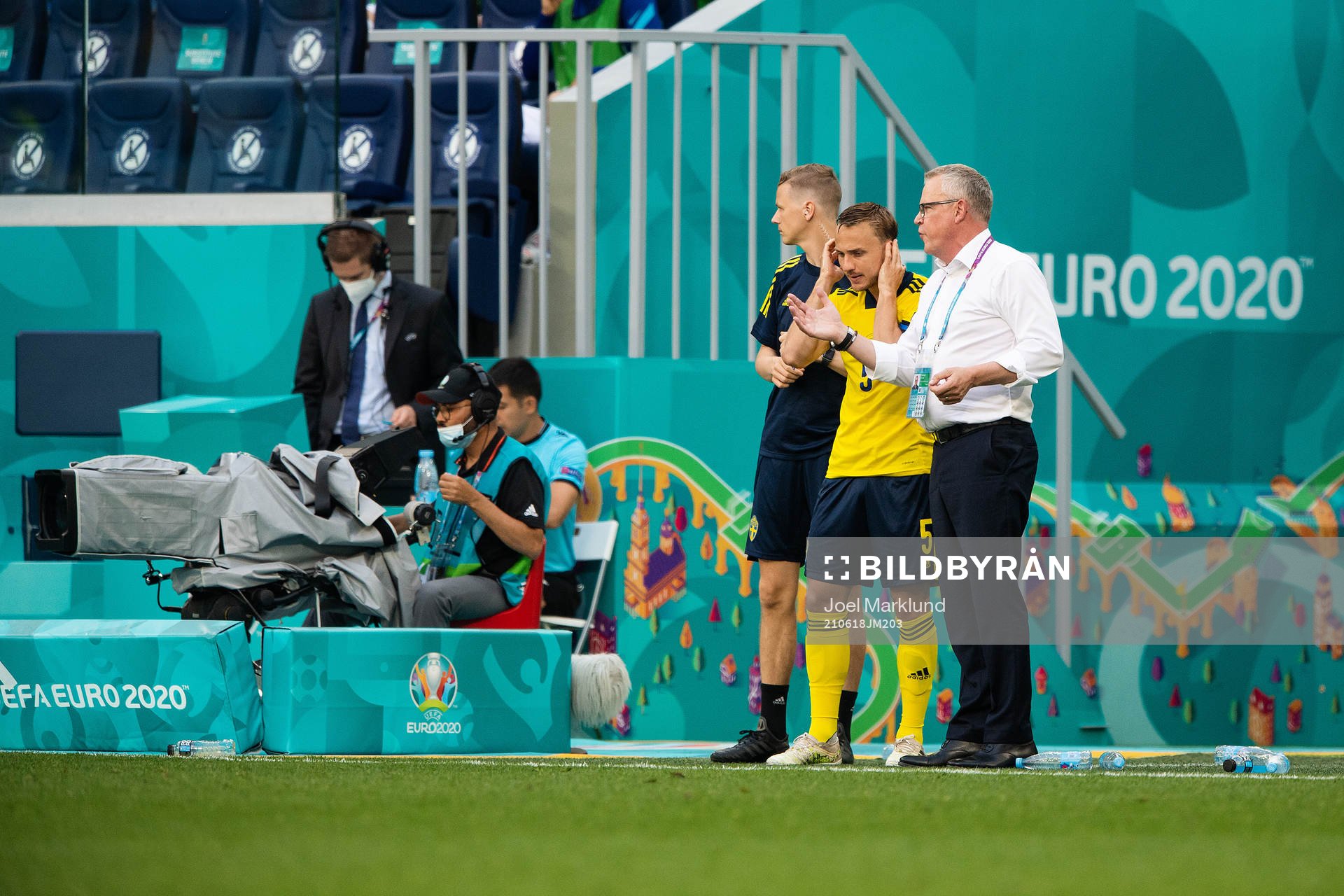 Pierre Bengtsson and head coach Janne Andersson of Sweden