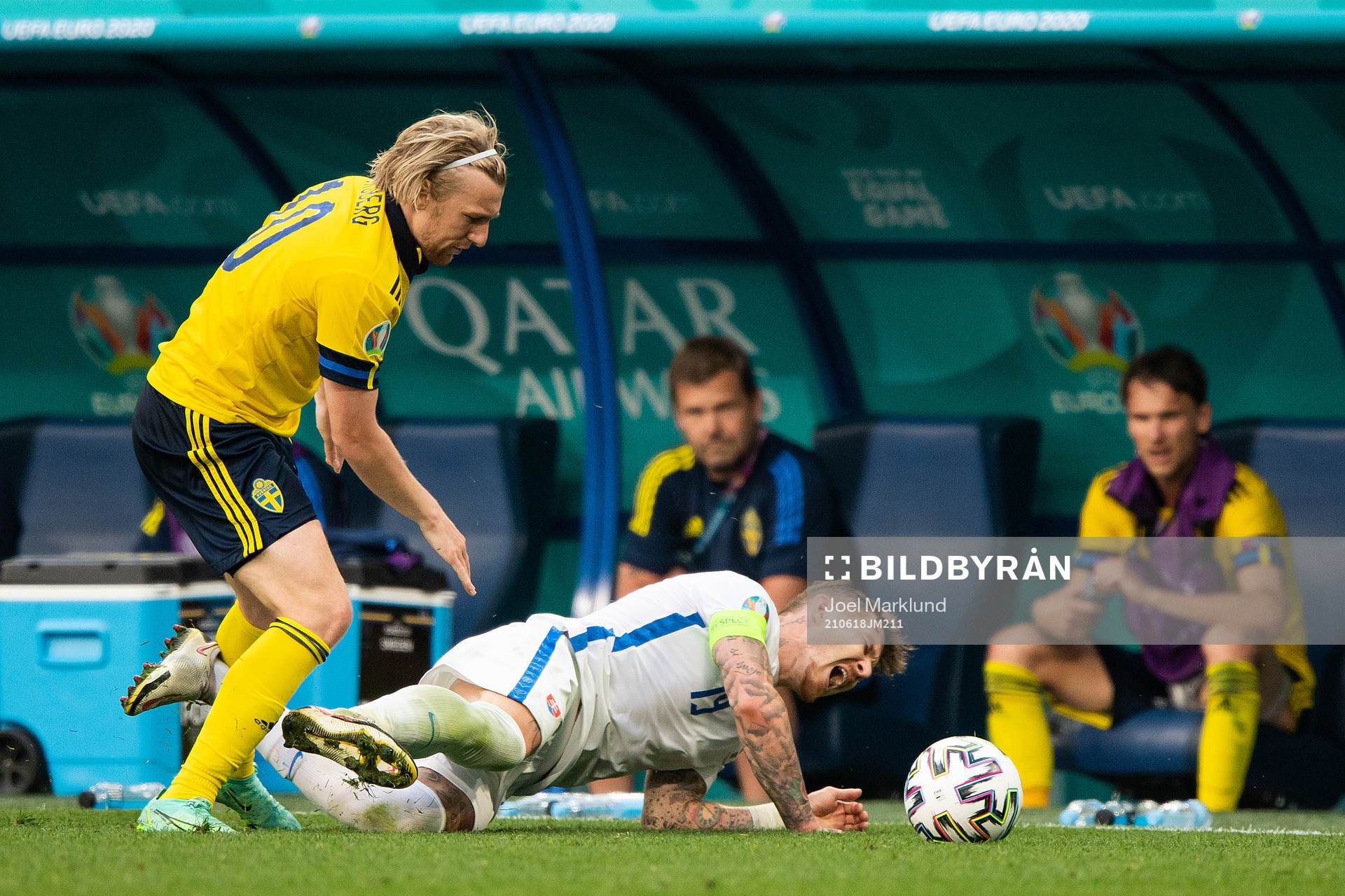 Emil Forsberg of Sweden and Juraj Kucka of Slovakia