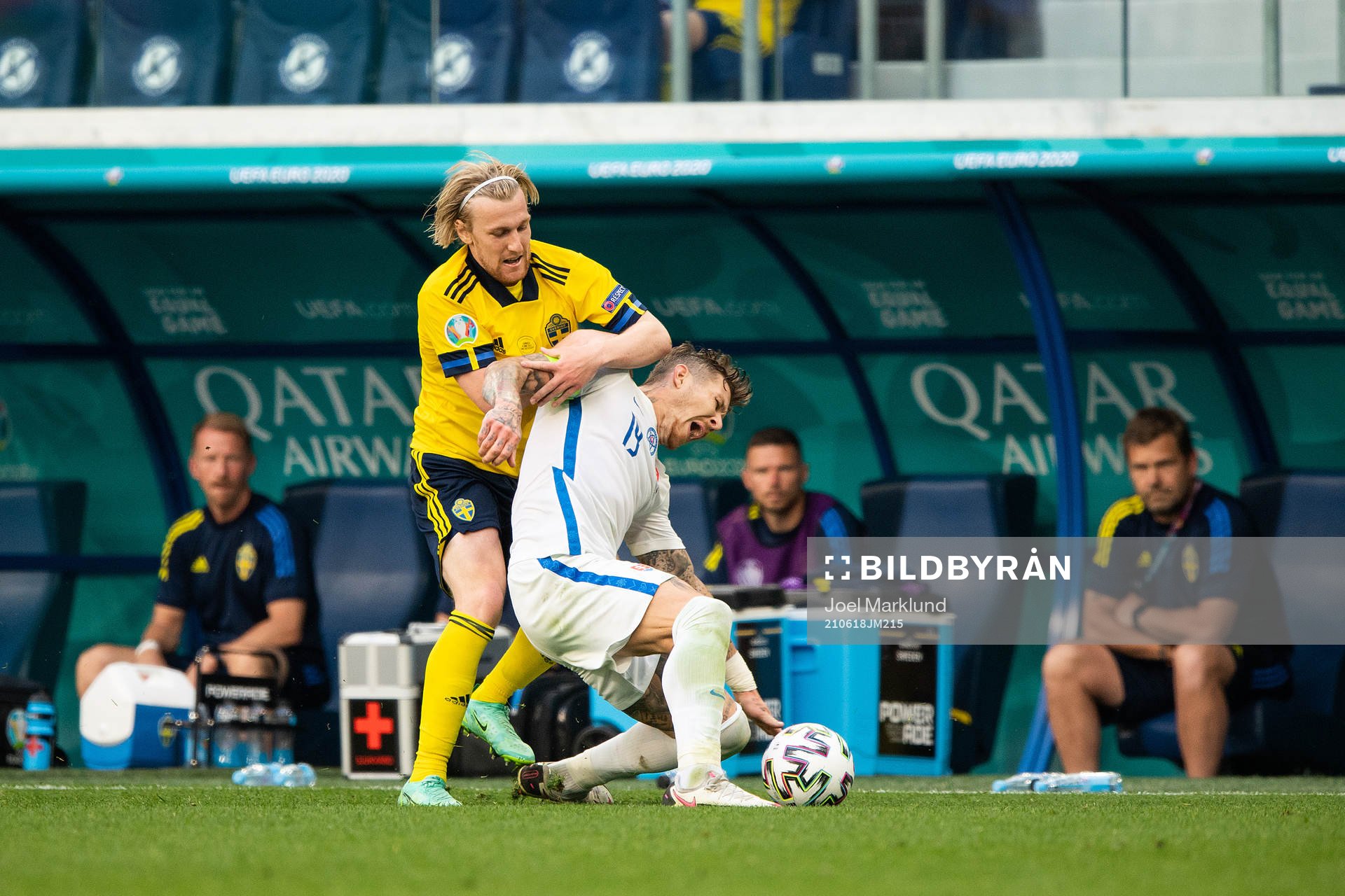 Emil Forsberg of Sweden and Juraj Kucka of Slovakia