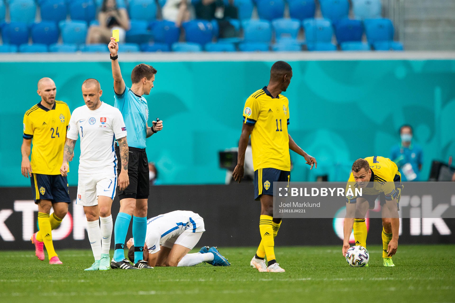 referee Daniel Siebert shows a yellow card to Viktor