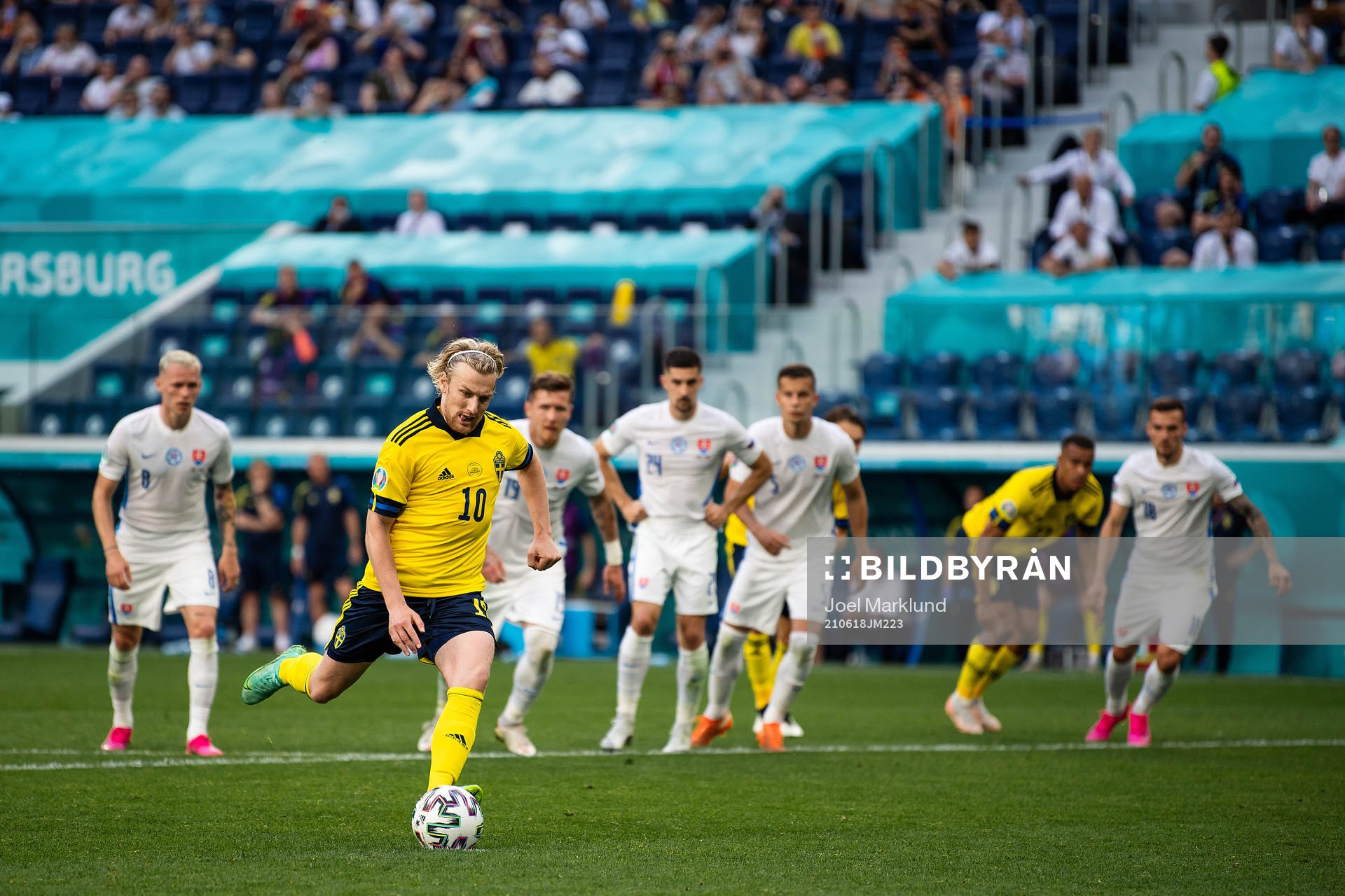 Emil Forsberg of Sweden scores 1-0