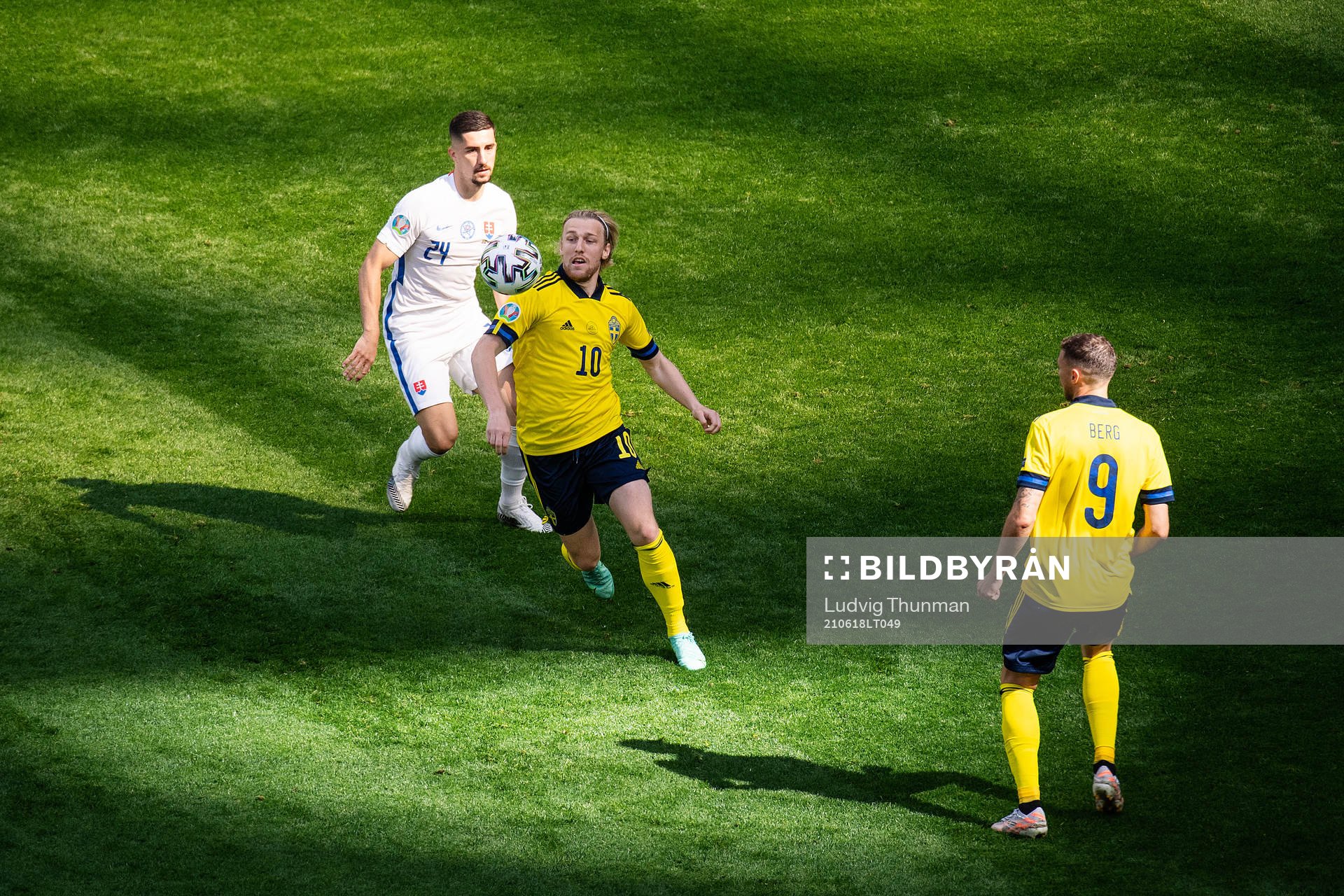Emil Forsberg of Sweden and Martin Koscelnik of Slovakia