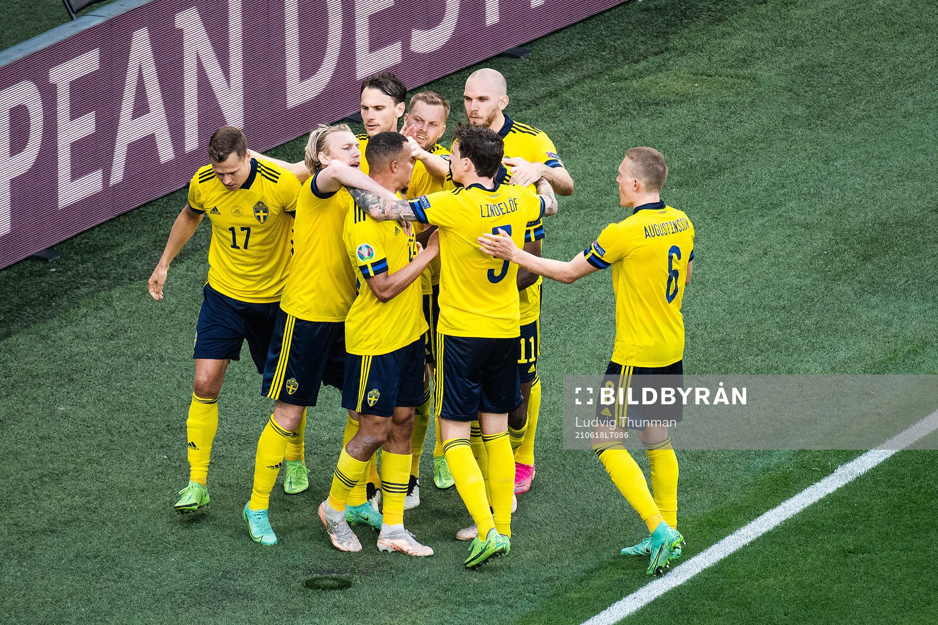 Players of Sweden celebrate with Emil Forsberg