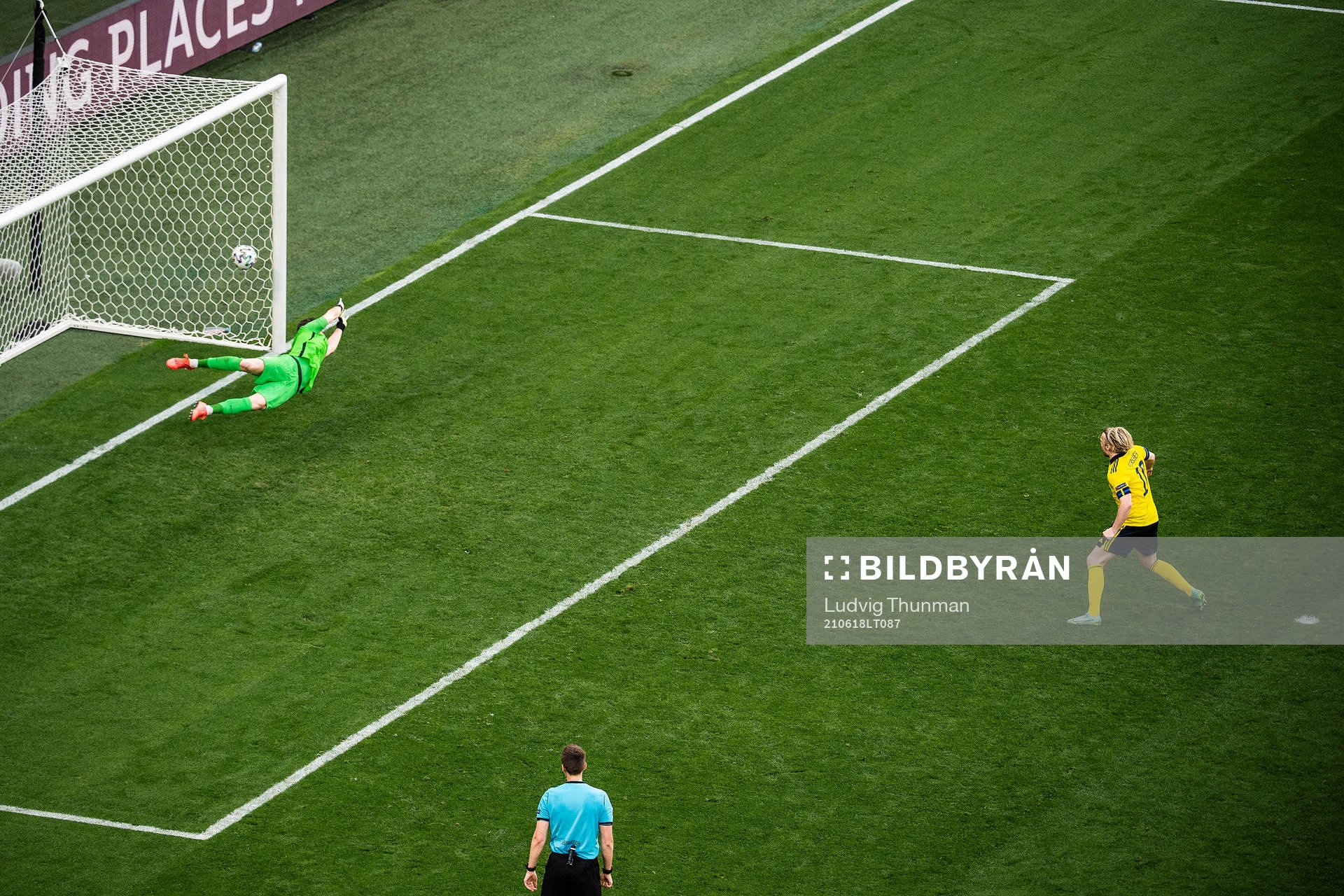 Emil Forsberg of Sweden scores 1-0 behind goalkeeper Martin