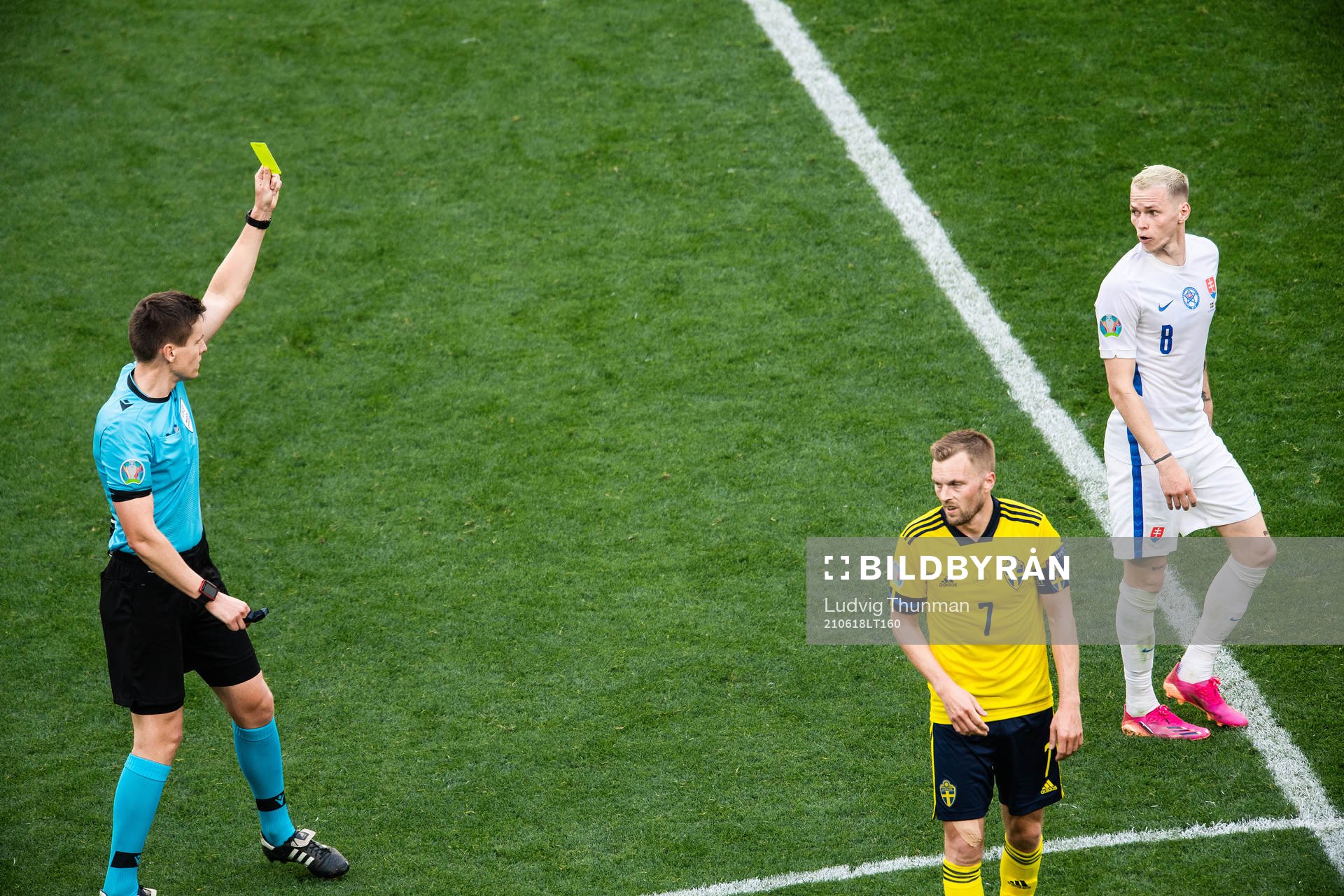 referee Daniel Siebert shows a yellow card to Ondrej Duda