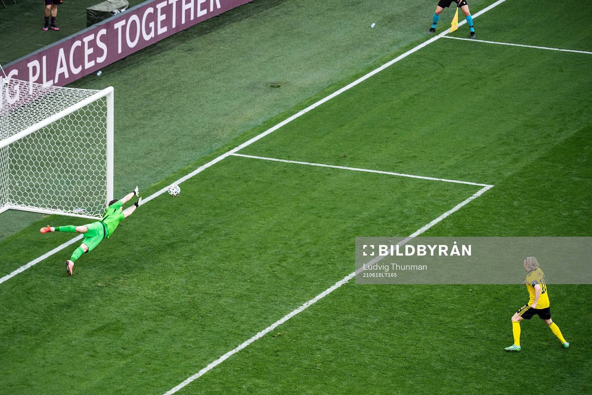 Emil Forsberg of Sweden scores 1-0 behind goalkeeper Martin
