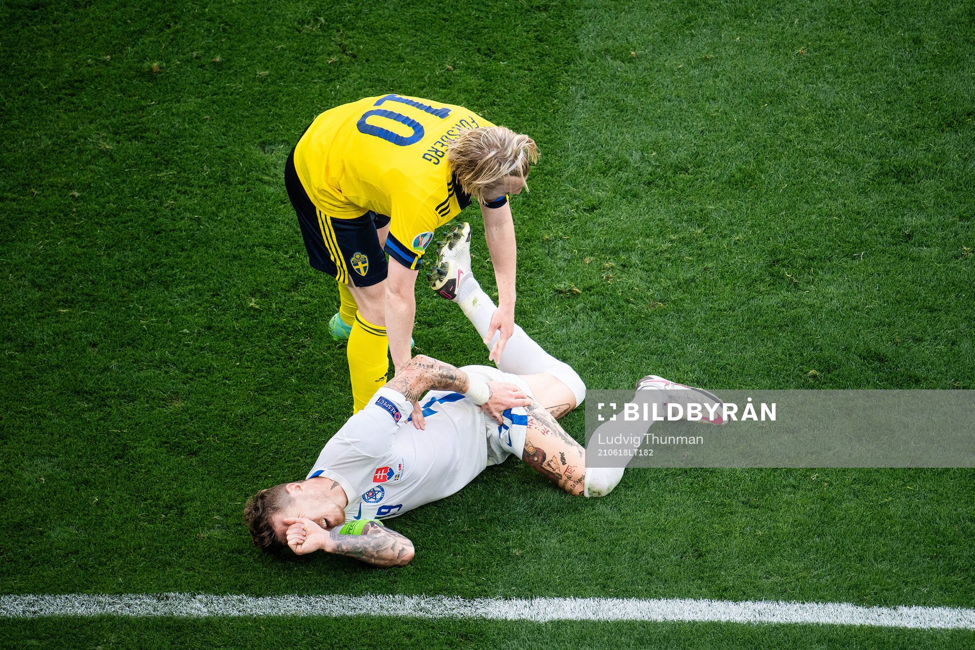 Emil Forsberg of Sweden and Juraj Kucka of Slovakia