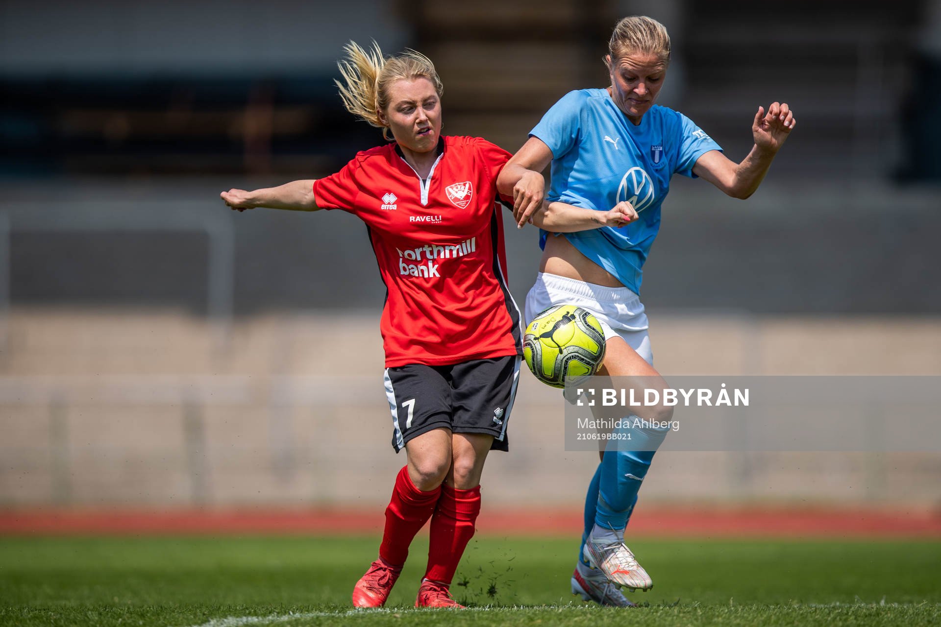 Lindeborgs Lina Robertsson Nyman och Malmö FFs Annelie Nilsson under fotbollsmatchen i Division 3 Sydvästra Skåne mellan Malmö FF och Lindeborg den 19 juni 2021 i Malmö.