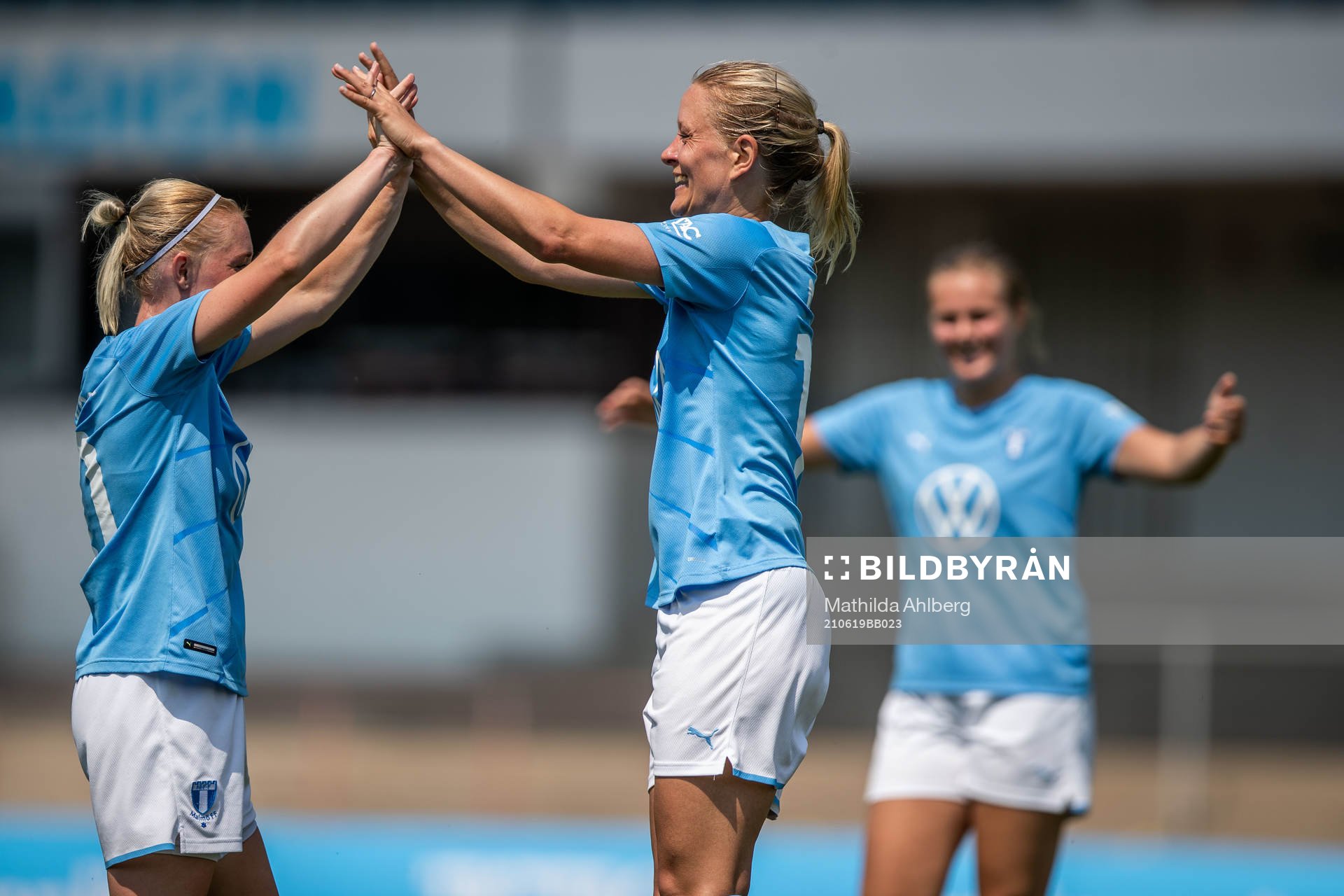 Malmö FFs Annelie Nilsson jublar efter 9-0 under fotbollsmatchen i Division 3 Sydvästra Skåne mellan Malmö FF och Lindeborg den 19 juni 2021 i Malmö.