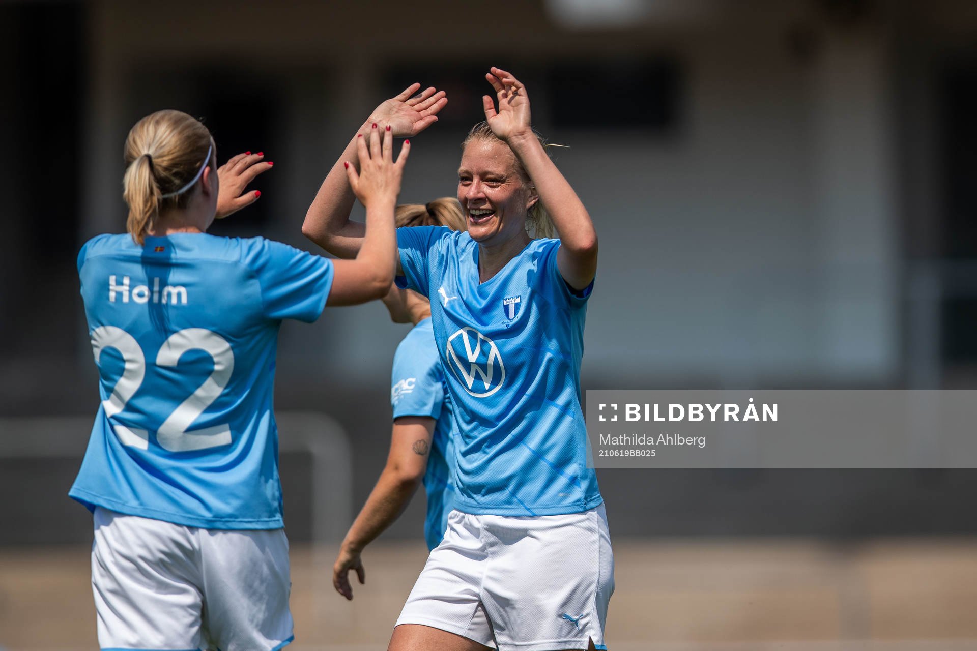 Malmö FFs Annelie Nilsson jublar efter 10-0 under fotbollsmatchen i Division 3 Sydvästra Skåne mellan Malmö FF och Lindeborg den 19 juni 2021 i Malmö.