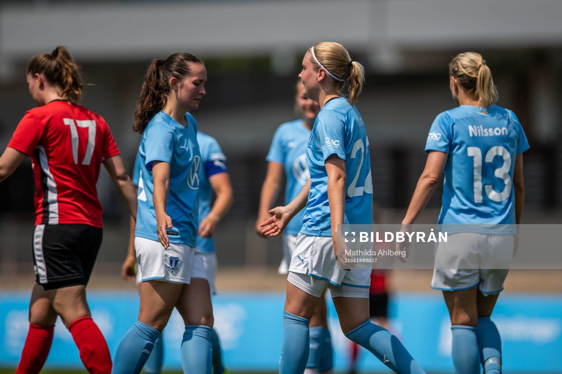 Malmö FFs Rebecka Holm jublar efter 11-0 under fotbollsmatchen i Division 3 Sydvästra Skåne mellan Malmö FF och Lindeborg den 19 juni 2021 i Malmö.