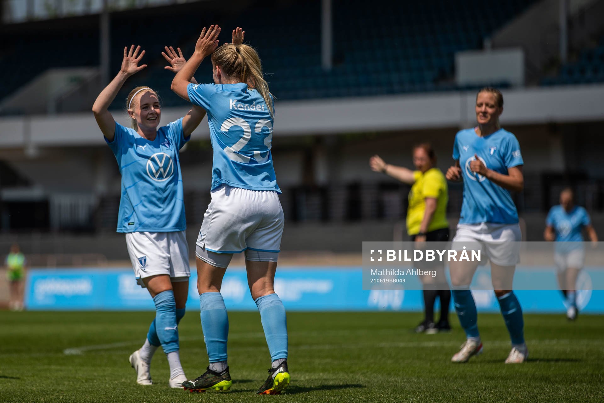 Malmö FFs Melina Skarström och Amanda Kander jublar