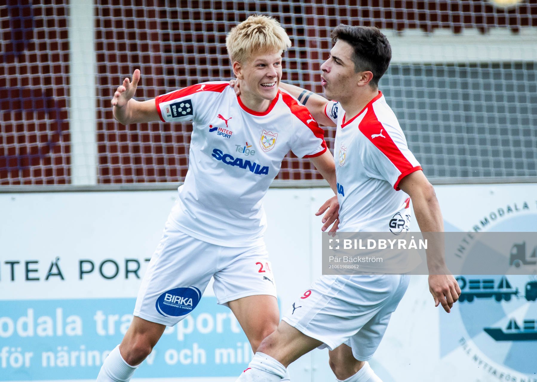 Assyriskas Marcus Linday jublar med Armani Biregeyi