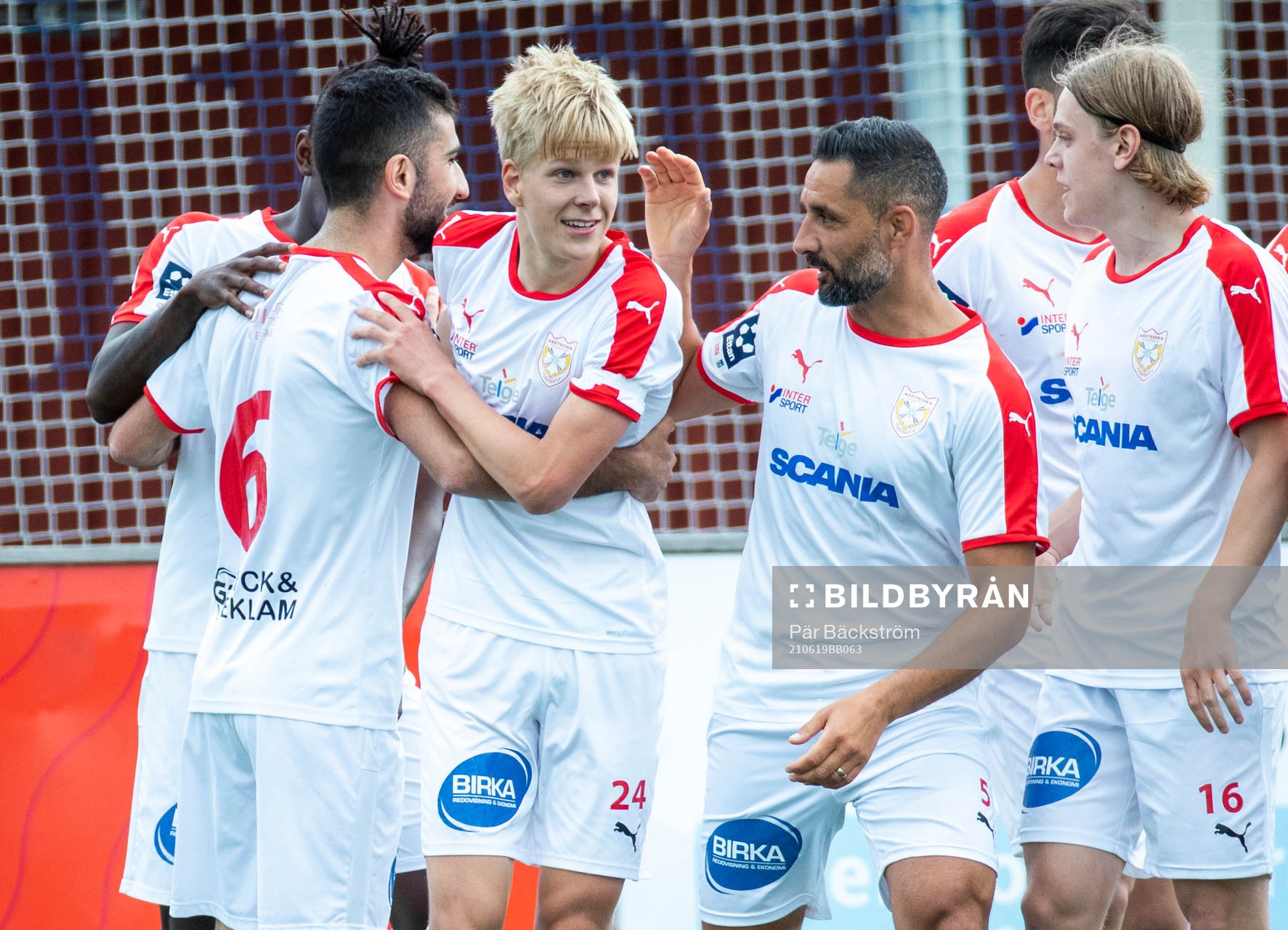 Assyriskas Marcus Linday jublar