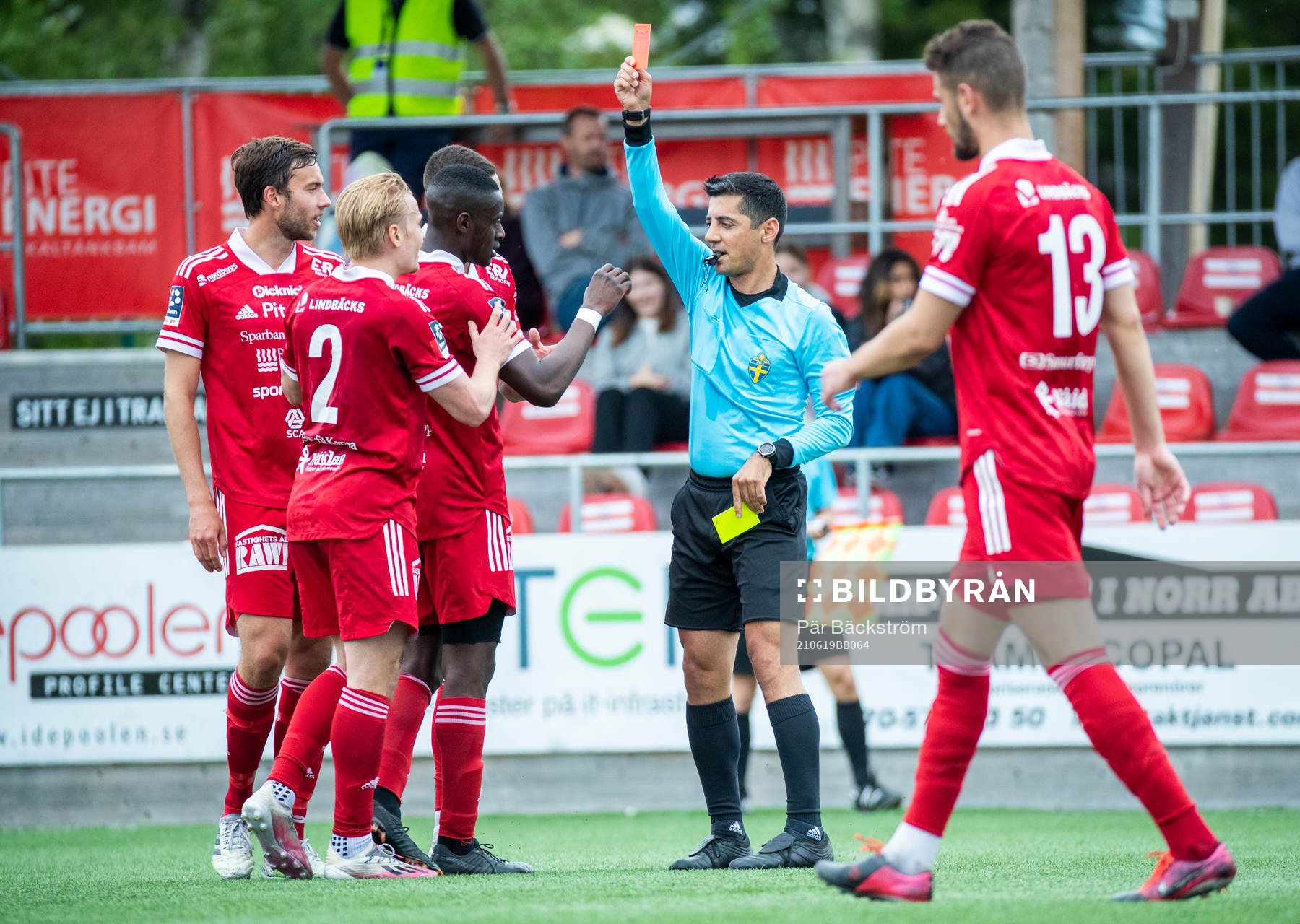 Piteås Henrik Millbert tilldelas ett rött kort