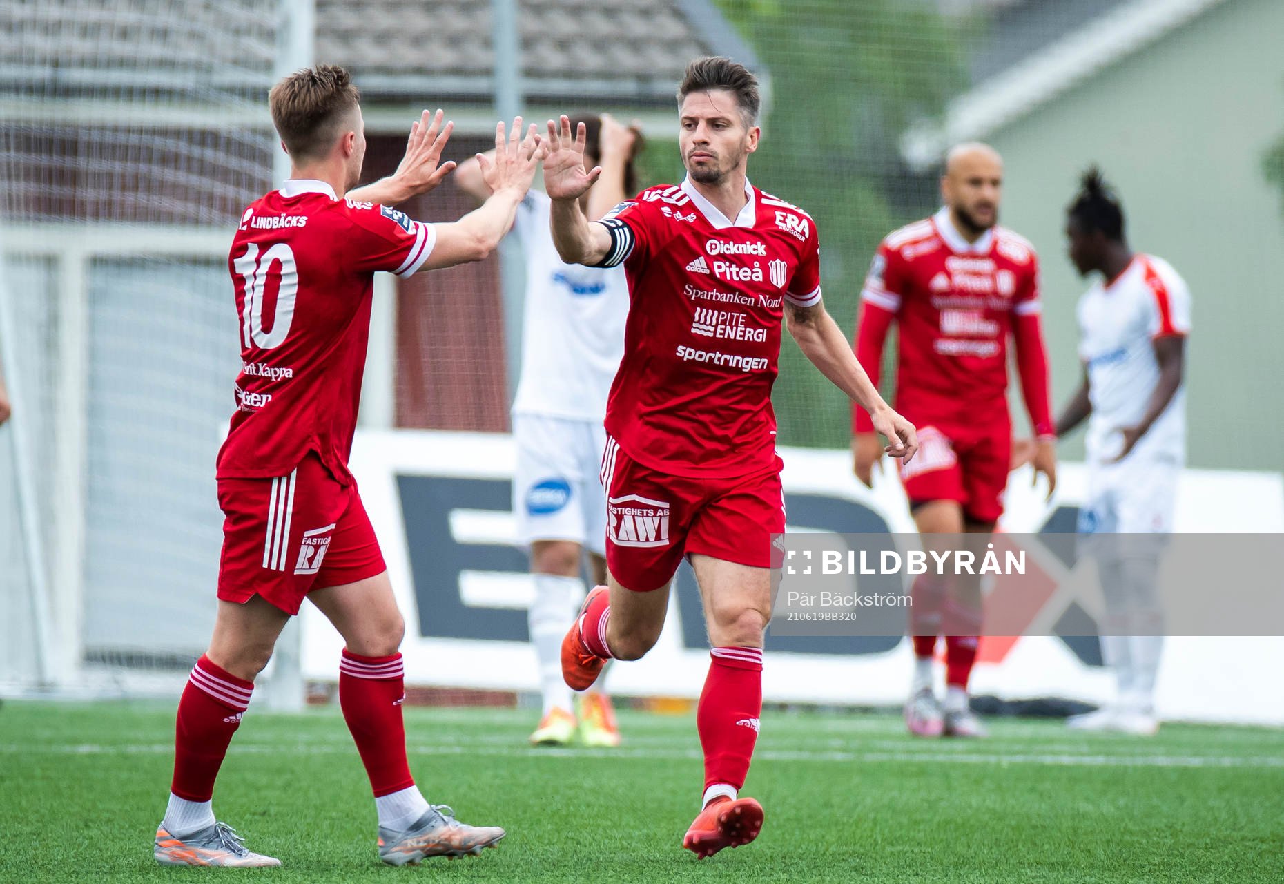 Piteås James Burgin jublar med Fredrik Johansson