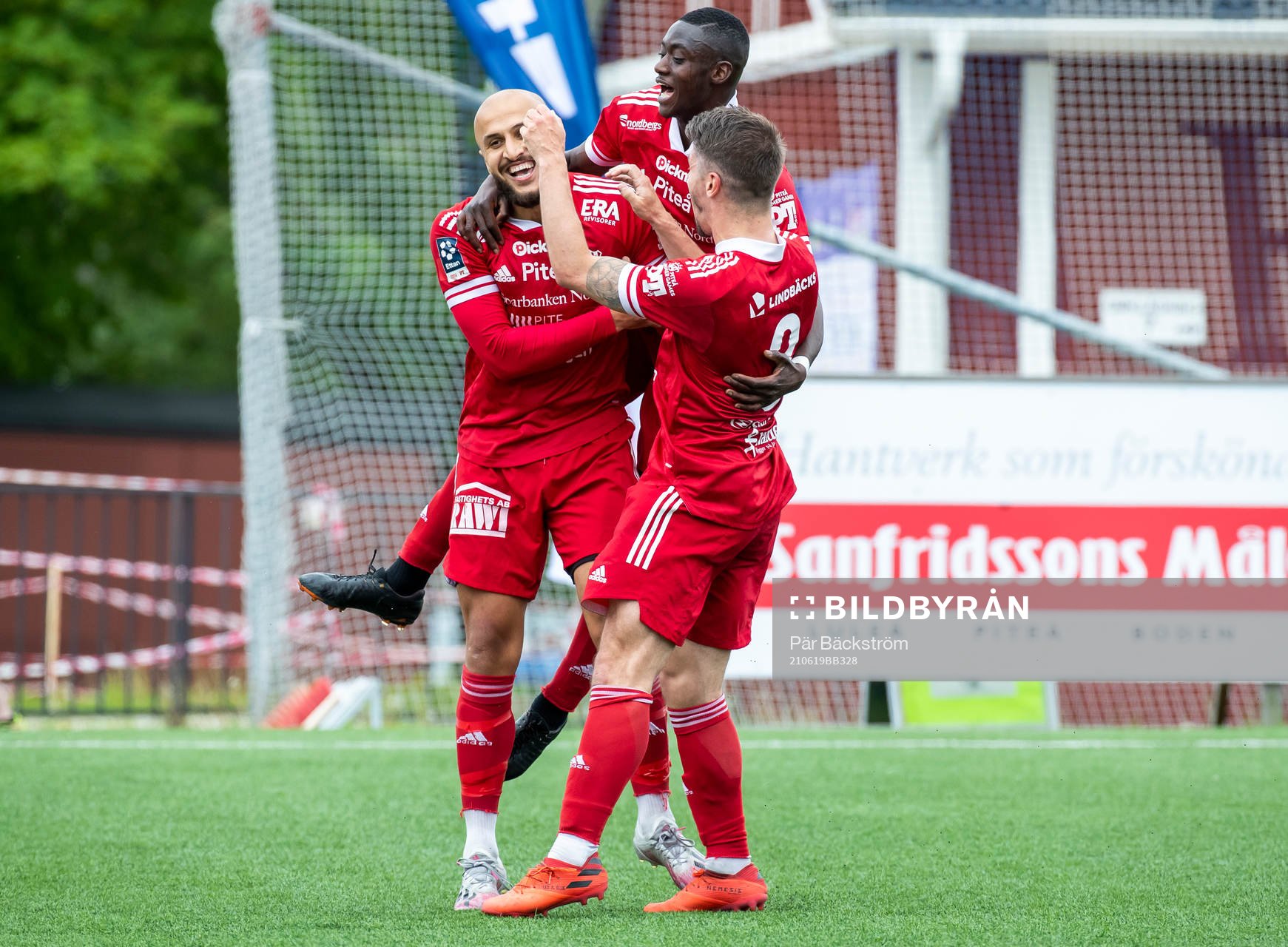 Piteås Pashang Abdulla jublar efter 3-2 tillsammans med James Burgin och Modoumatarr Mbye under fotbollsmatchen i Division 1 norra mellan Piteå IF och Assyriska den 19 juni 2021 i Piteå.