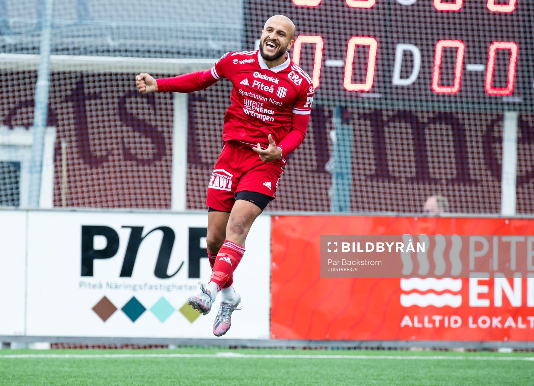 Piteås Pashang Abdulla jublar efter 3-2  under fotbollsmatchen i Division 1 norra mellan Piteå IF och Assyriska den 19 juni 2021 i Piteå.