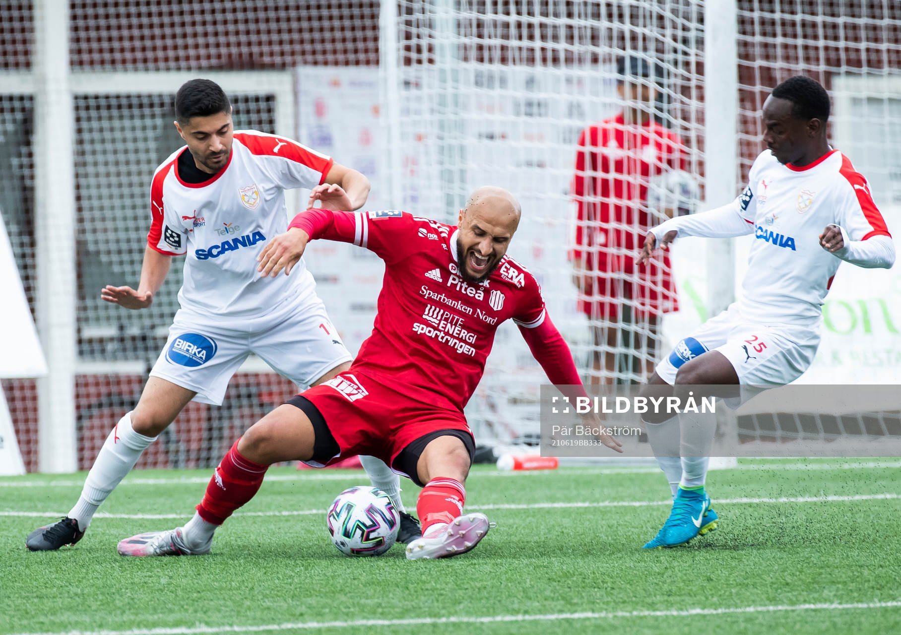 Piteås Pashang Abdulla mot Assyriskas Kevin Sharro och