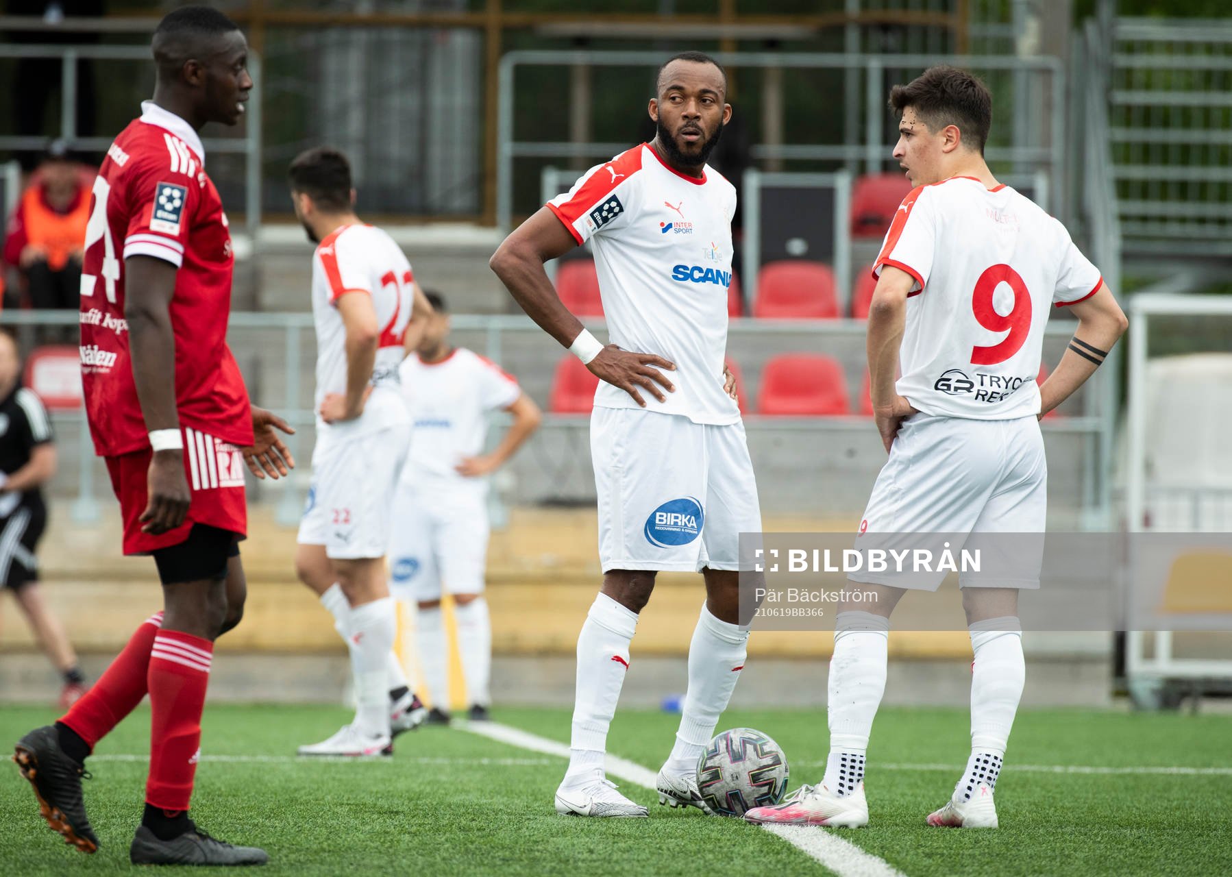 Assyriskas Uchenna Ike och Antonio Yakoub deppar