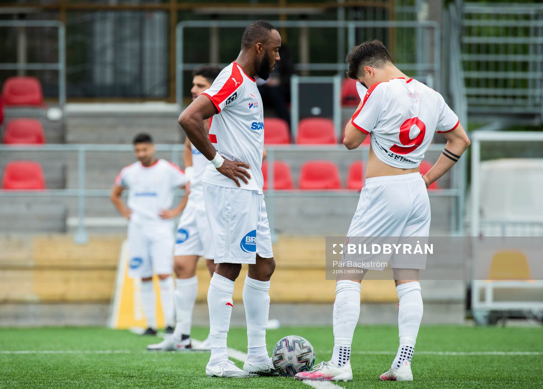 Assyriskas Uchenna Ike och Antonio Yakoub deppar