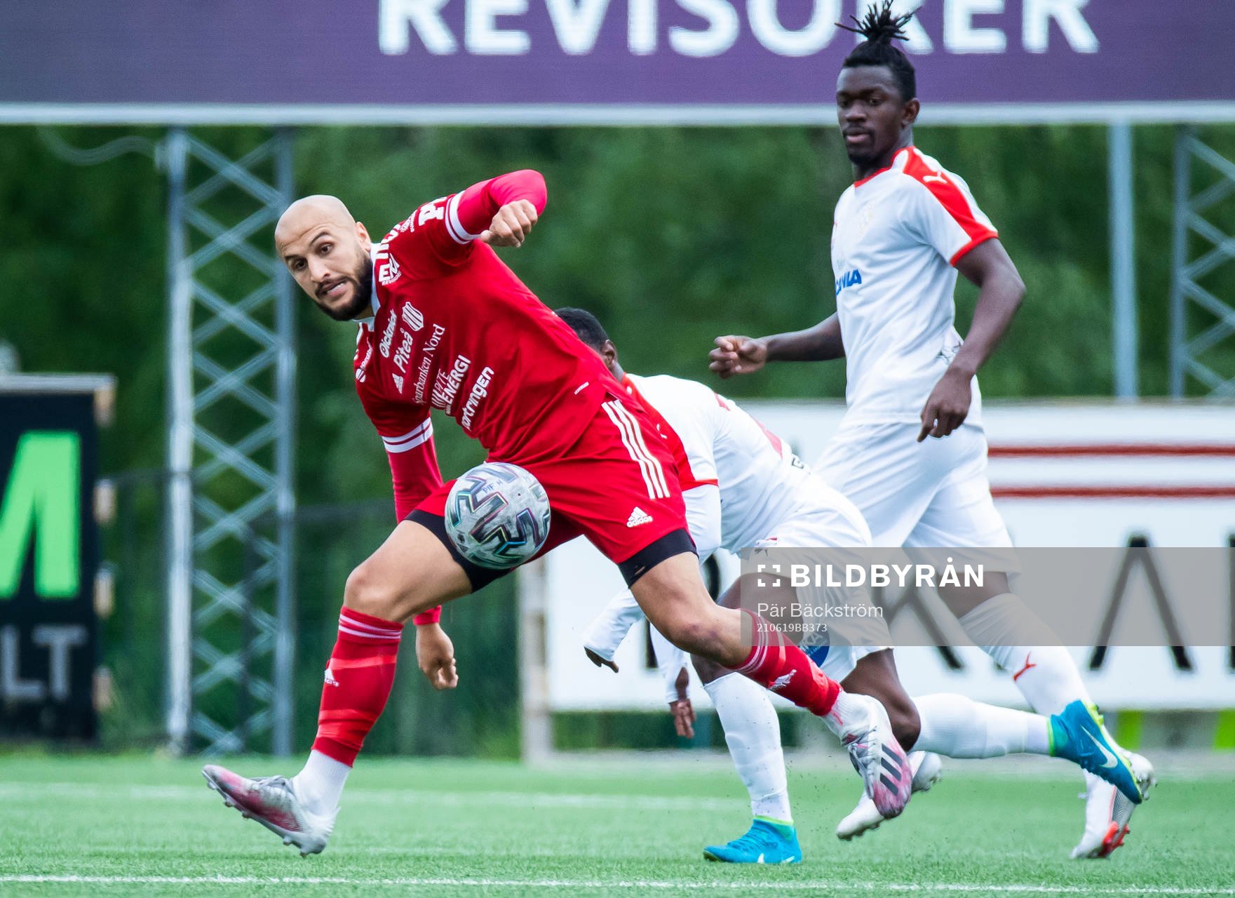 Piteås Pashang Abdulla och Assyriskas Eufrat Barmousa under fotbollsmatchen i Division 1 norra mellan Piteå IF och Assyriska den 19 juni 2021 i Piteå.
