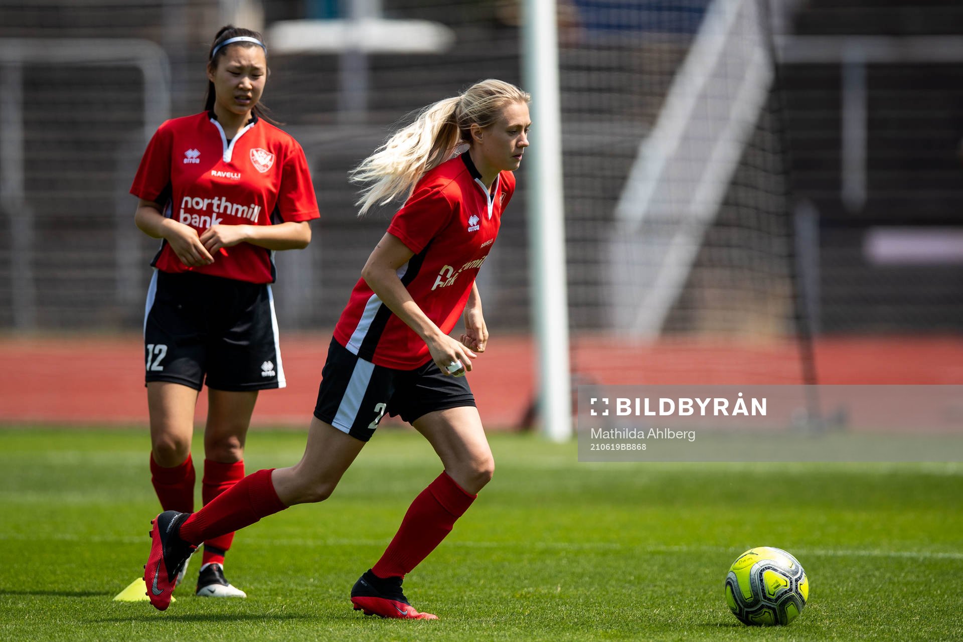 Lindeborgs Maja Sundqvist och Elin Nossmy under fotbollsmatchen i Division 3 Sydvästra Skåne mellan Malmö FF och Lindeborg den 19 juni 2021 i Malmö.