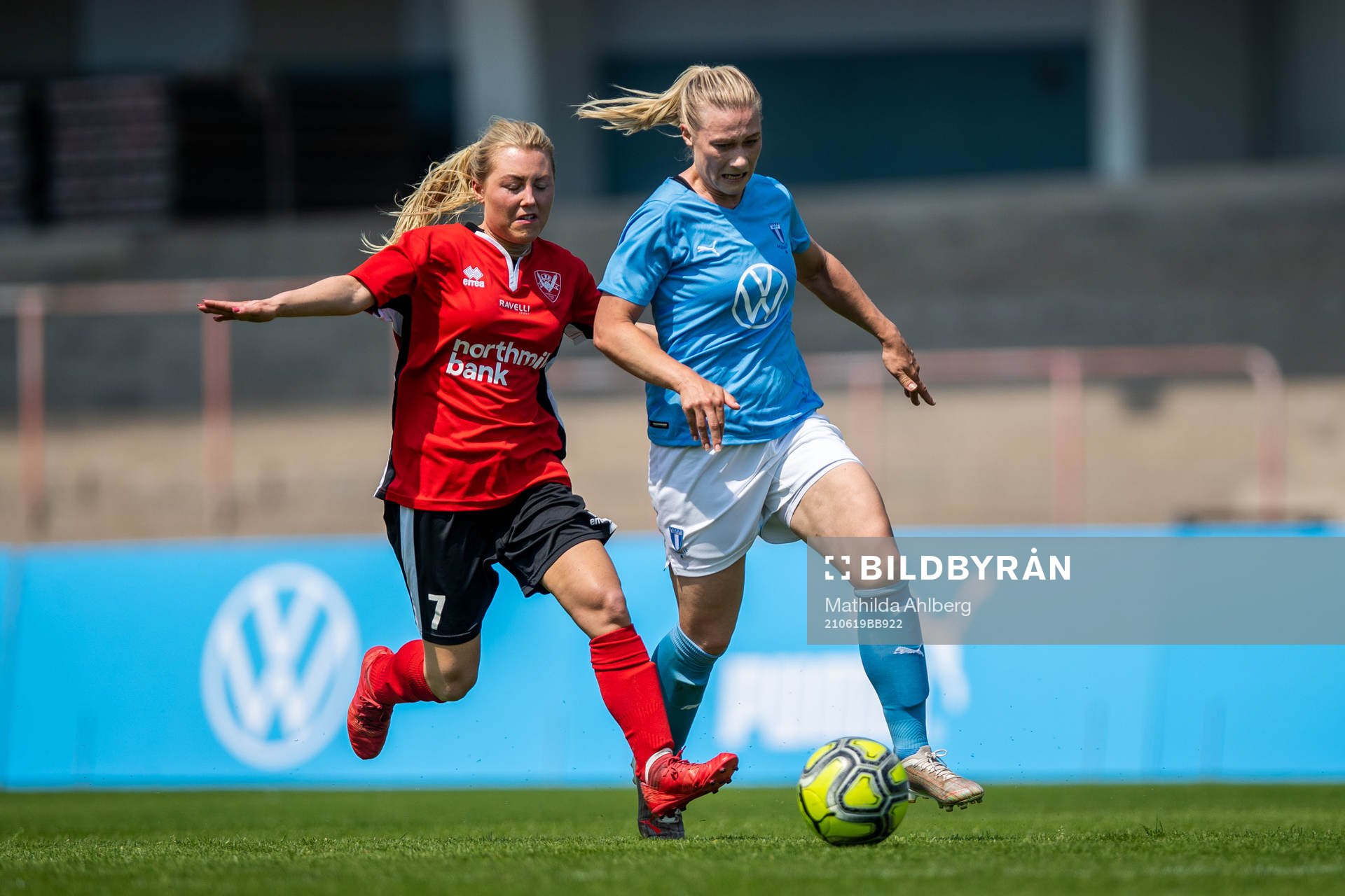 Lindeborgs Lina Robertsson Nyman och Malmö FFs Madeleine Hejde under fotbollsmatchen i Division 3 Sydvästra Skåne mellan Malmö FF och Lindeborg den 19 juni 2021 i Malmö.