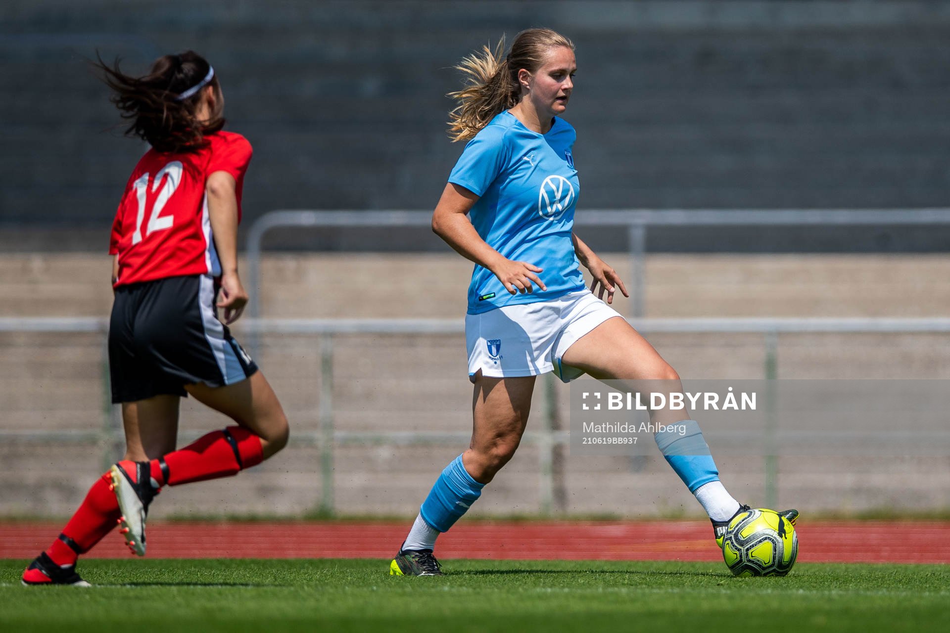 Lindeborgs Maja Sundqvist och Malmö FFs Ida Lyberg under fotbollsmatchen i Division 3 Sydvästra Skåne mellan Malmö FF och Lindeborg den 19 juni 2021 i Malmö.