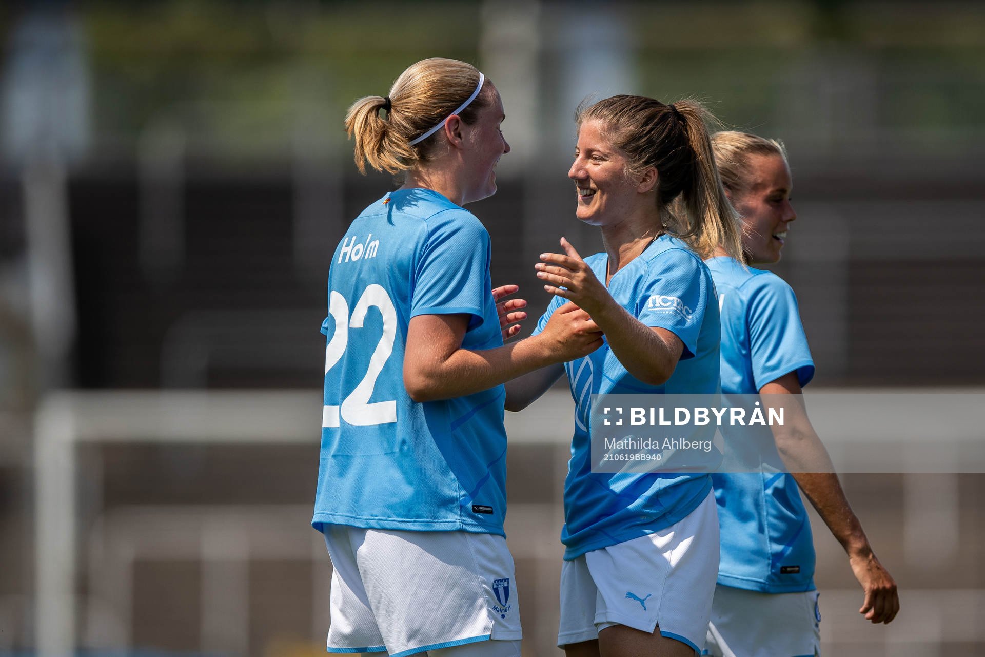 Malmö FFs Rebecka Holm och Lovisa Wifvesson jublar