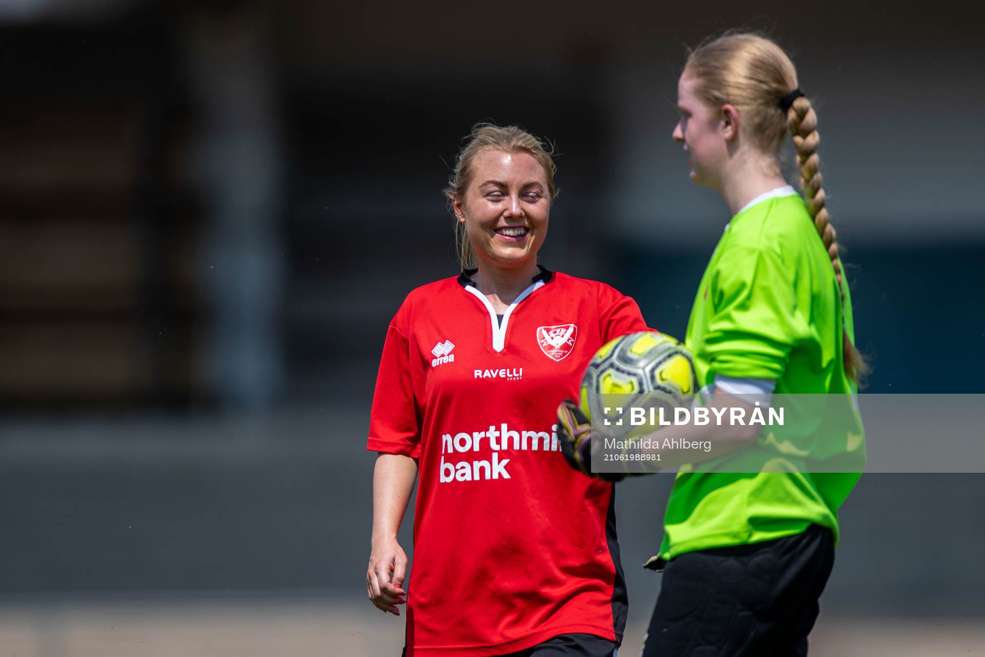 Lindeborgs Lina Robertsson Nyman och målvakt Madeleine Bengtsson under fotbollsmatchen i Division 3 Sydvästra Skåne mellan Malmö FF och Lindeborg den 19 juni 2021 i Malmö.