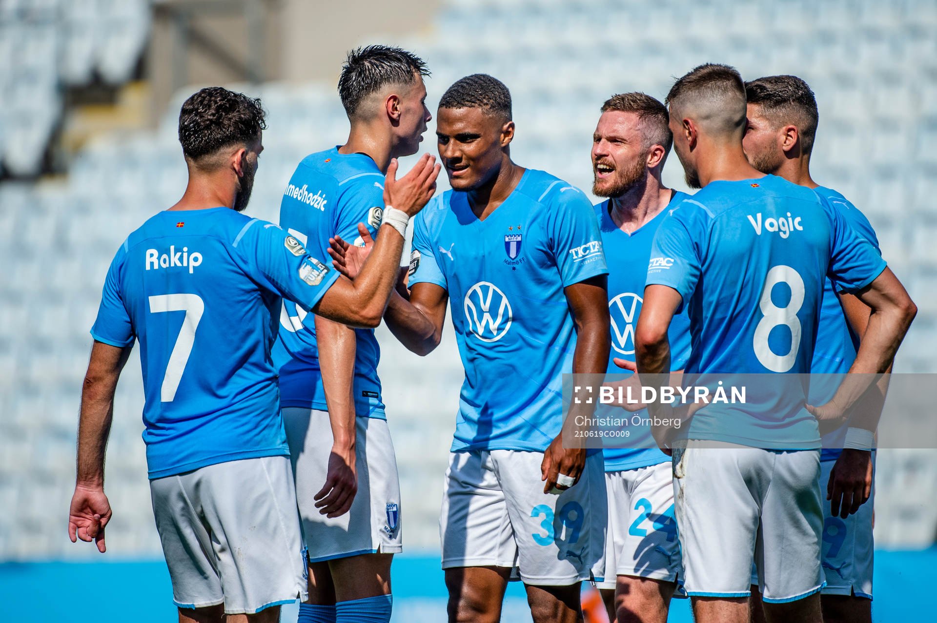 Malmö FFs Amin Sarr jublar med lagkamraterna efter 1-0 under träningsmatchen i fotboll mellan Malmö FF och Elfsborg den 19 juni 2021 i Malmö.