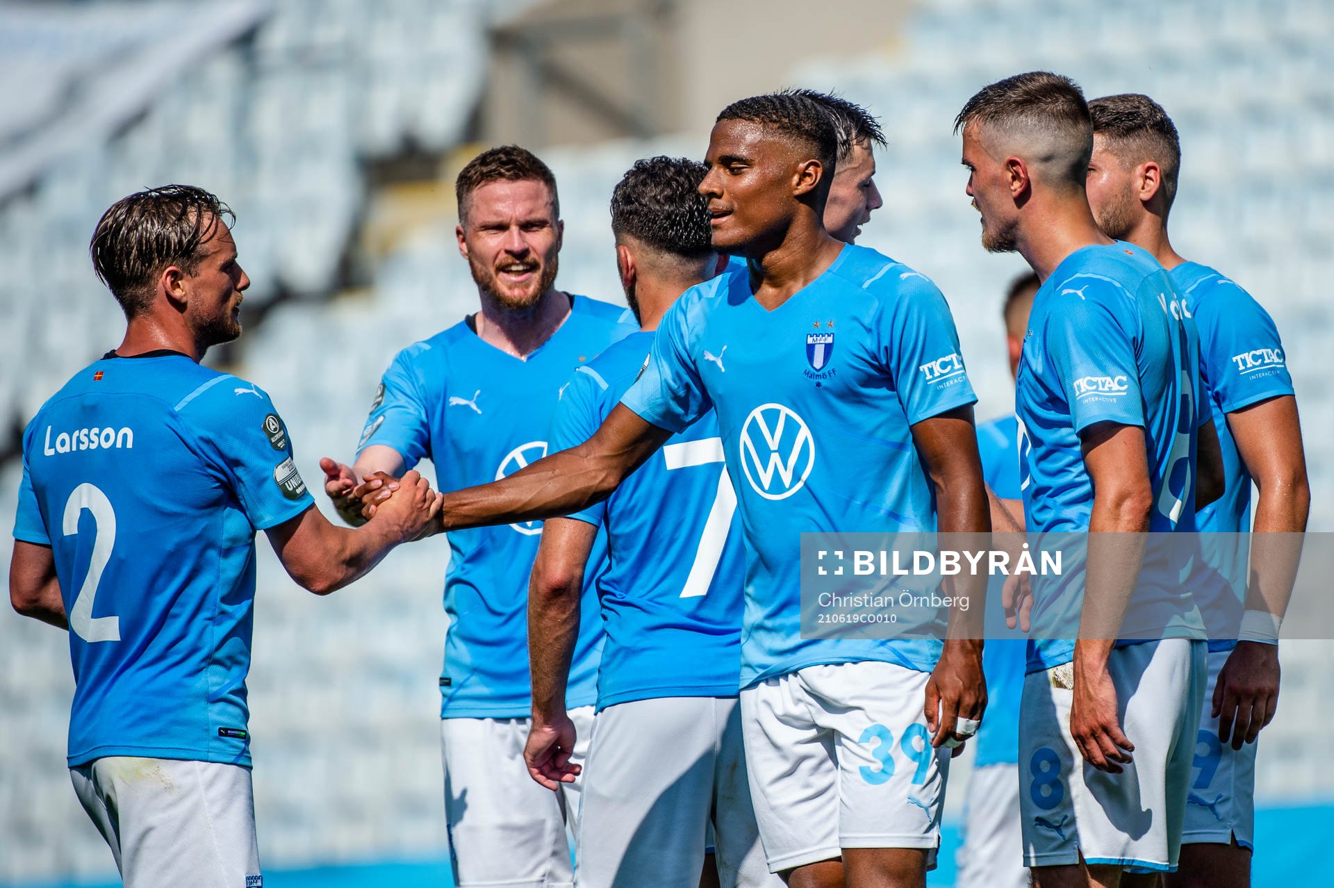Malmö FFs Amin Sarr jublar med lagkamraterna efter 1-0 under träningsmatchen i fotboll mellan Malmö FF och Elfsborg den 19 juni 2021 i Malmö.