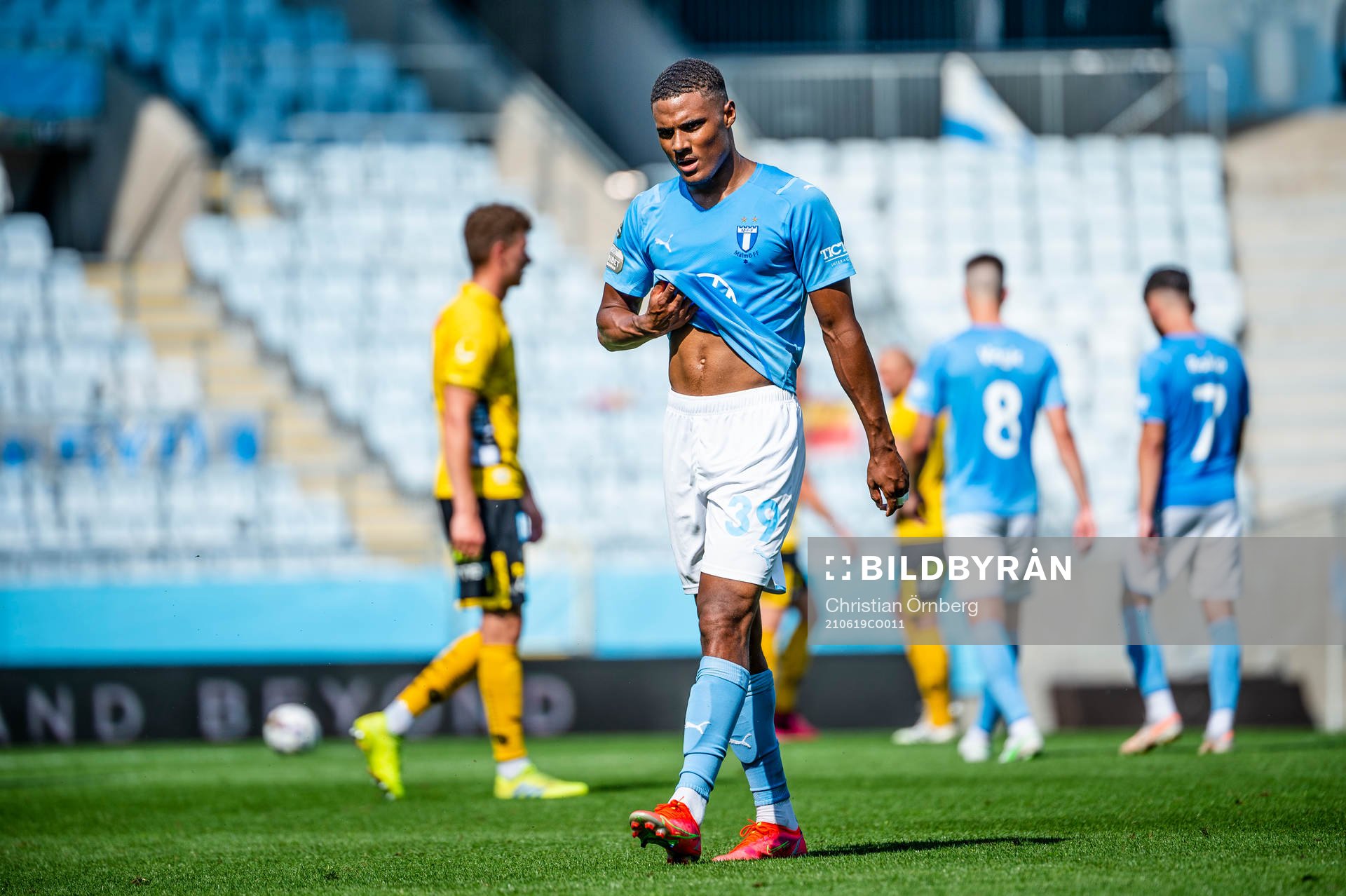Malmö FFs Amin Sarr deppar
