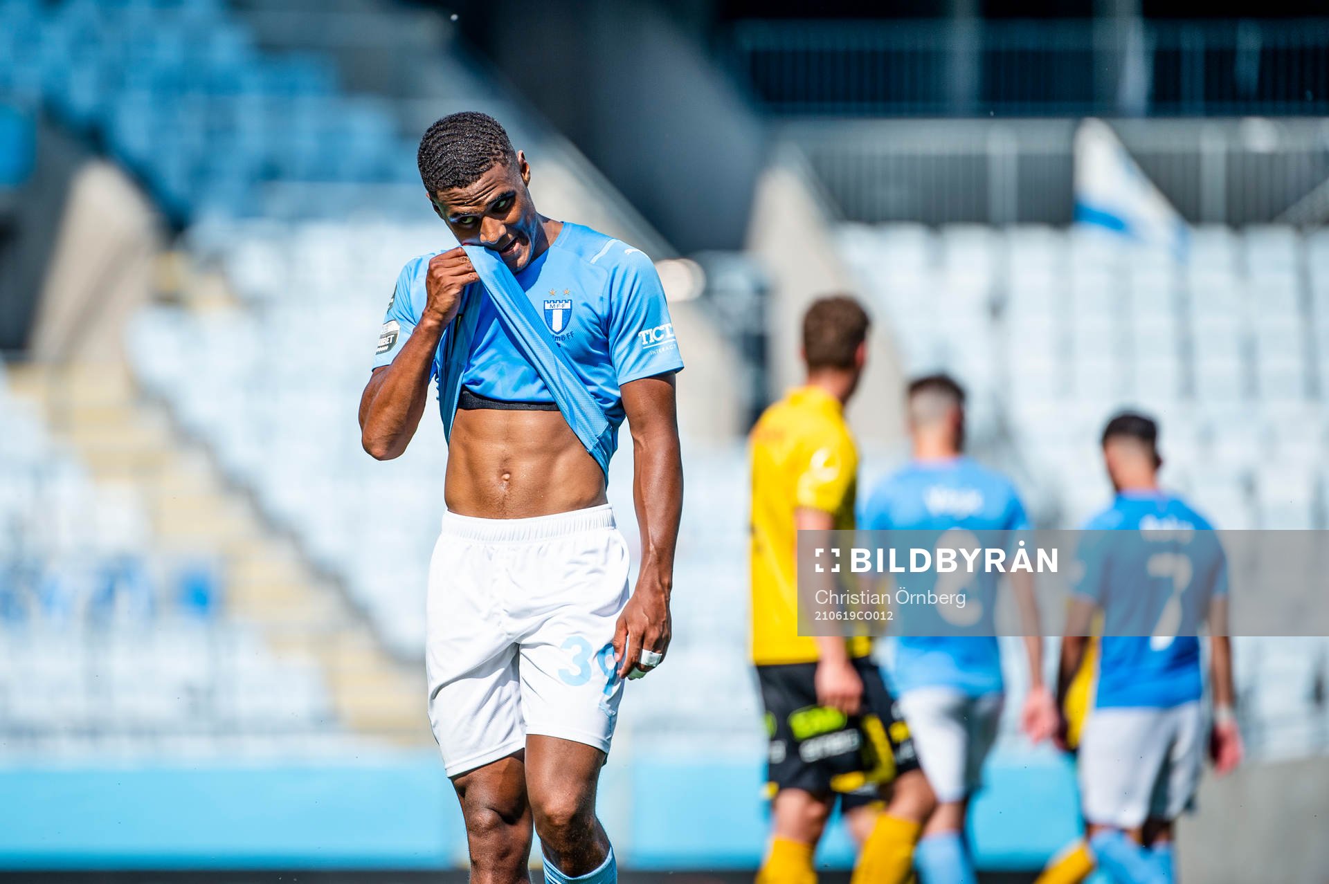 Malmö FFs Amin Sarr deppar