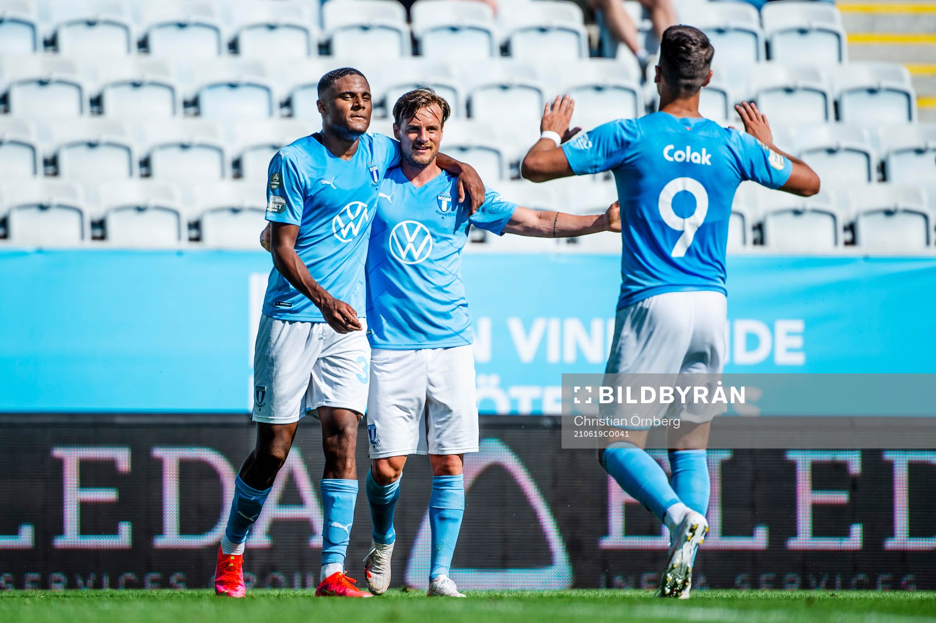 Malmö FFs Amin Sarr, Eric Larsson och Antonio Colak jublar