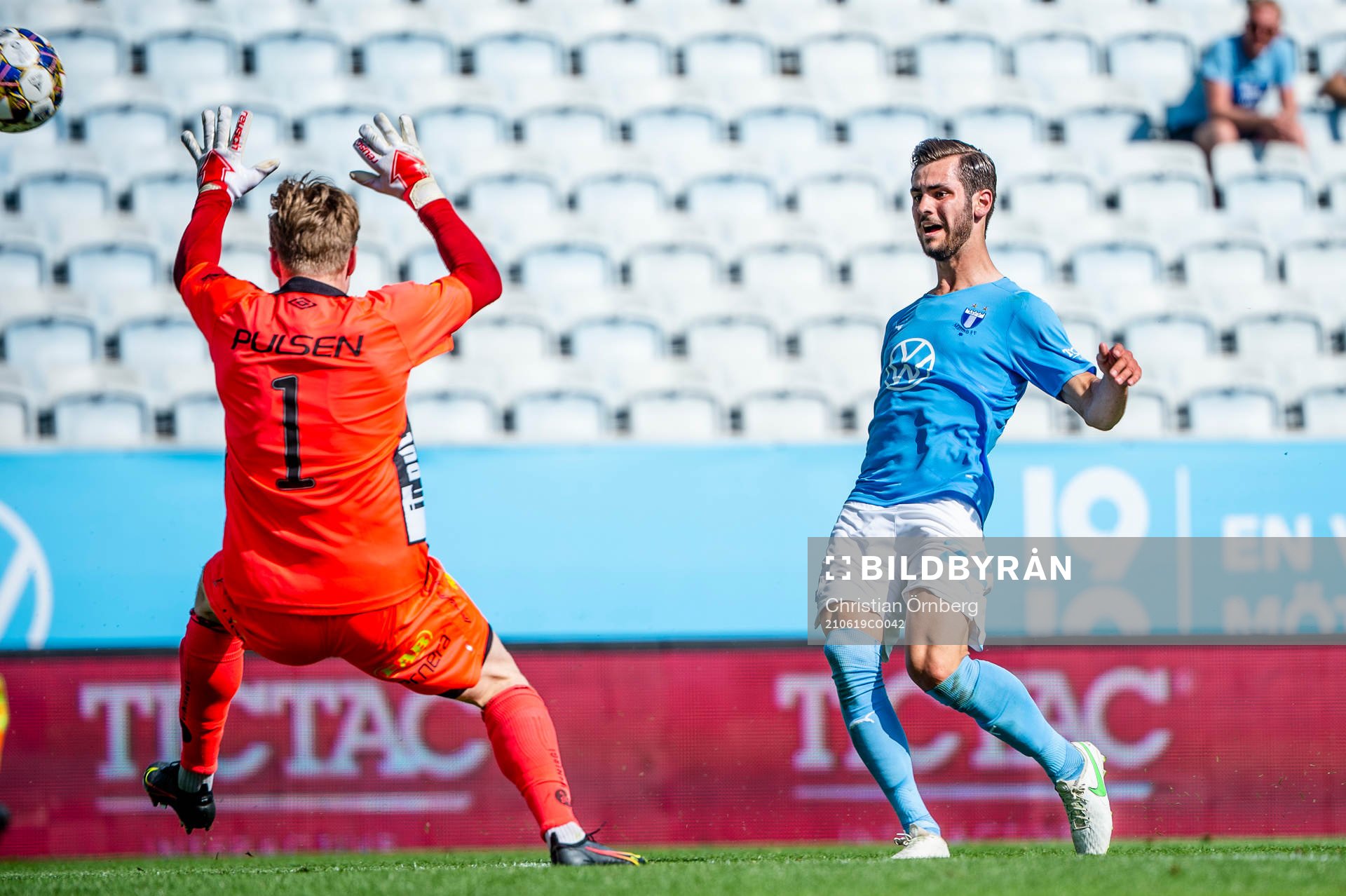 Malmö FFs Adi Nalic mot Elfsborgs målvakt Mathias