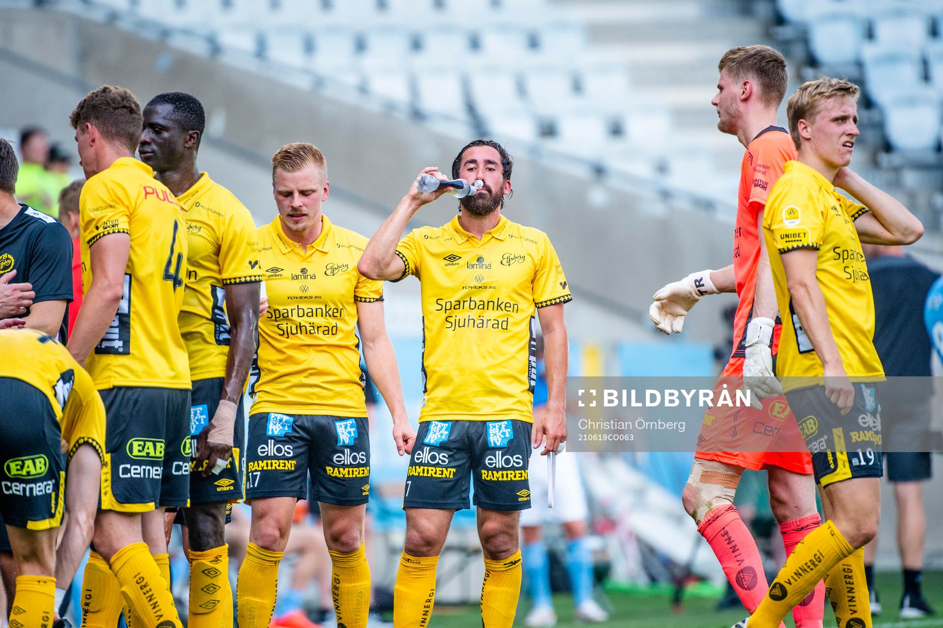 Elfsborgs Frederik Holst i mitten dricker vatten
